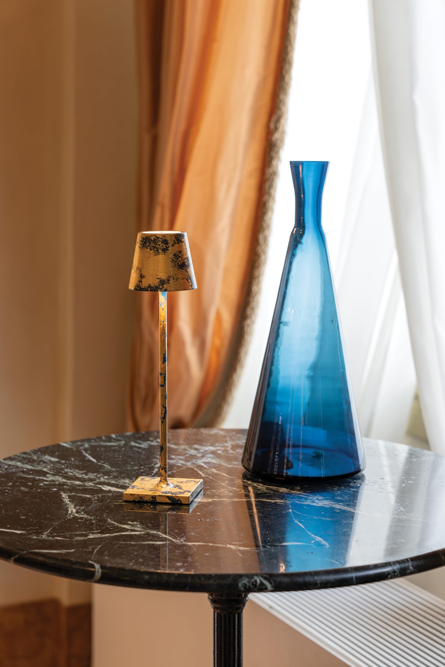Zafferano, Lampada Poldina Micro, Lampada da Tavolo Ricaricabile e Senza Fili con Controllo Touch, Lampada da Interni, Dimmer, 2200-3000 K, Altezza 27,5 cm, Colore Blu Capri - Foglia oro craquelé