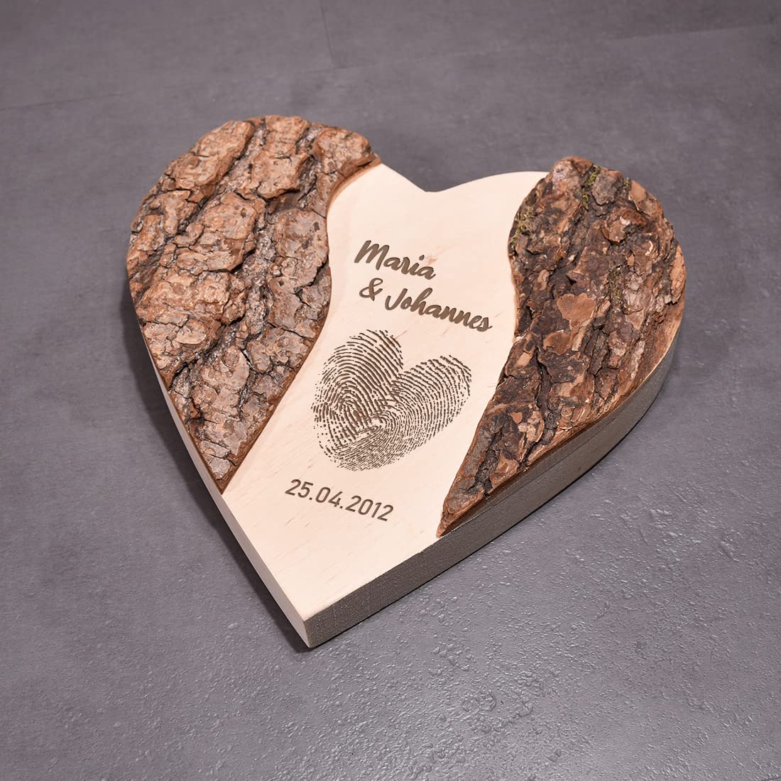 Herz Baumscheibe mit personalisierter Gravur - aus Echtholz gefertigt - DIY Dekoartikel - Wand-Dekoration - Geschenk für Paare - Hochzeitsgeschenk - Jahrestag und Verlobung - Frauengeschenk