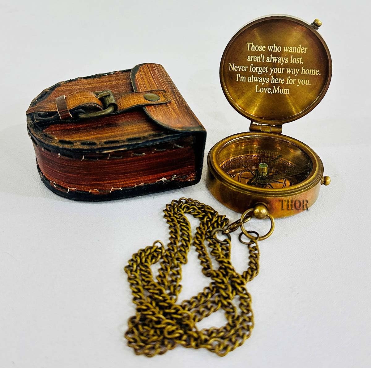 Bussola tascabile in ottone anticato, regalo nautico vintage con citazione famosa incisa, regalo per battesimo con custodia in pelle per i propri cari, figlio, amore, partner
