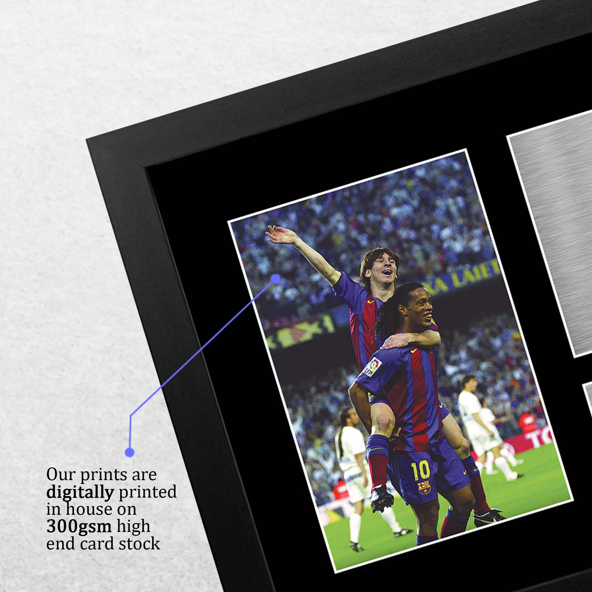 HWC Trading FR A4 Lionel Messi & Ronaldinho Barcelona Regali Stampati Autografo Firmato Foto Per Gli Appassionati Di Calcio E Sostenitori - A4 Incorniciato