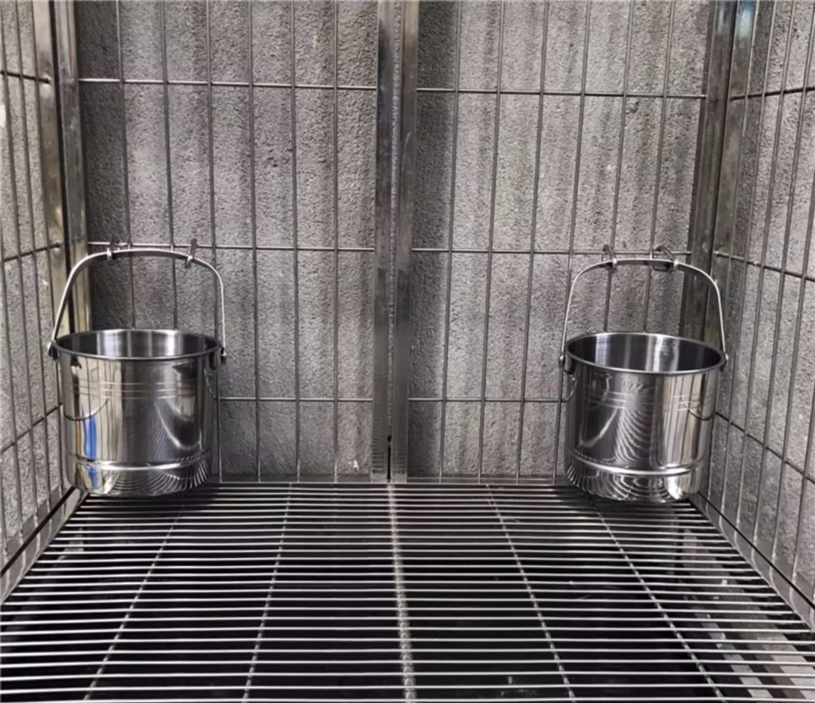 Trinkbrunnen für Haustiere, Wassernapf für Hunde, Hunde-Outdoor-Trinknapf, Wassernapf für Haustiere, Trinkeimer aus Edelstahl, hängender Hundekäfig, Fassungsvermögen 1,7 l/3,5 l, geeignet für mittelgr
