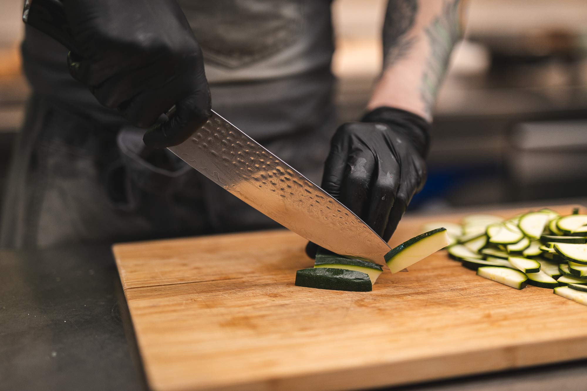 Japan Knives, profesjonalny japoński nóż kuchenny, nadaje się do mięsa, ryb i warzyw – młotkowany nóż szefa kuchni TOGUGAWA z ostrzem 20 cm – 8 cali