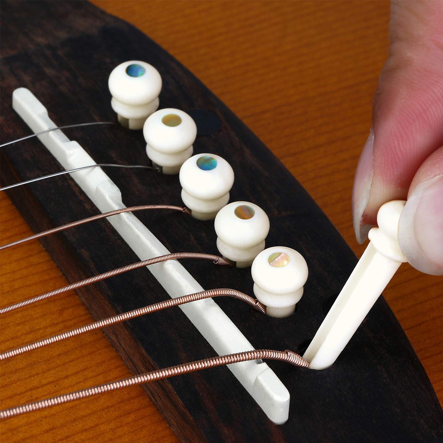 Donner Gitarre Brücke Pins Set Gitarre Bridge Pins, Cattle Bone Brücke Pins für Akustikgitarre Abalone Dot Inlay mit Guitar Pins Puller, Akustikgitarre DIY Ersatzteile, 6 Stück