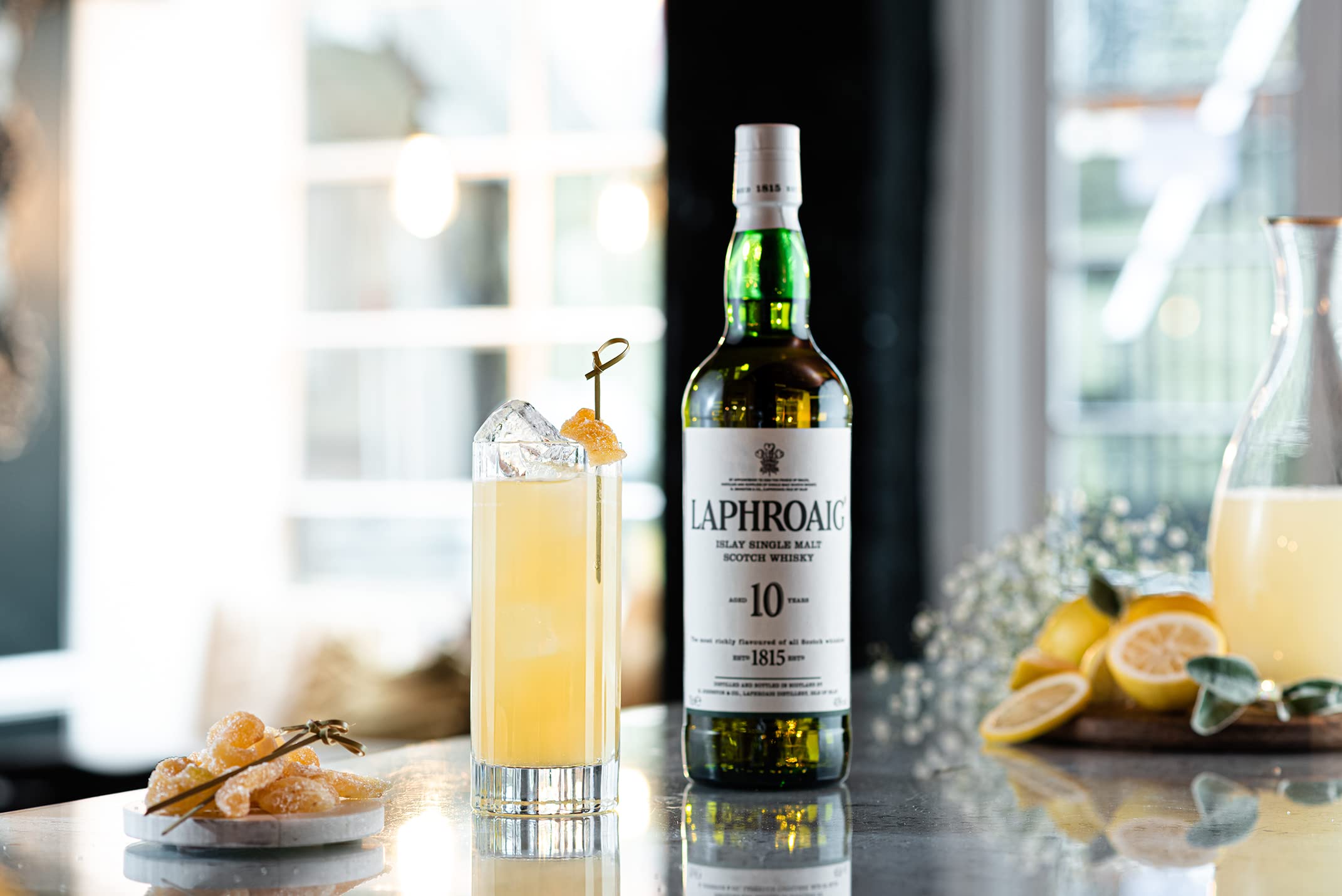 Laphroaig 10 ans Islay Single Malt Scotch Whisky avec étui, Whisky Écossais 40% - 70cl & Jim Beam White Label Kentucky Straight Bourbon Whiskey, Whisky Américain 40% - 70cl
