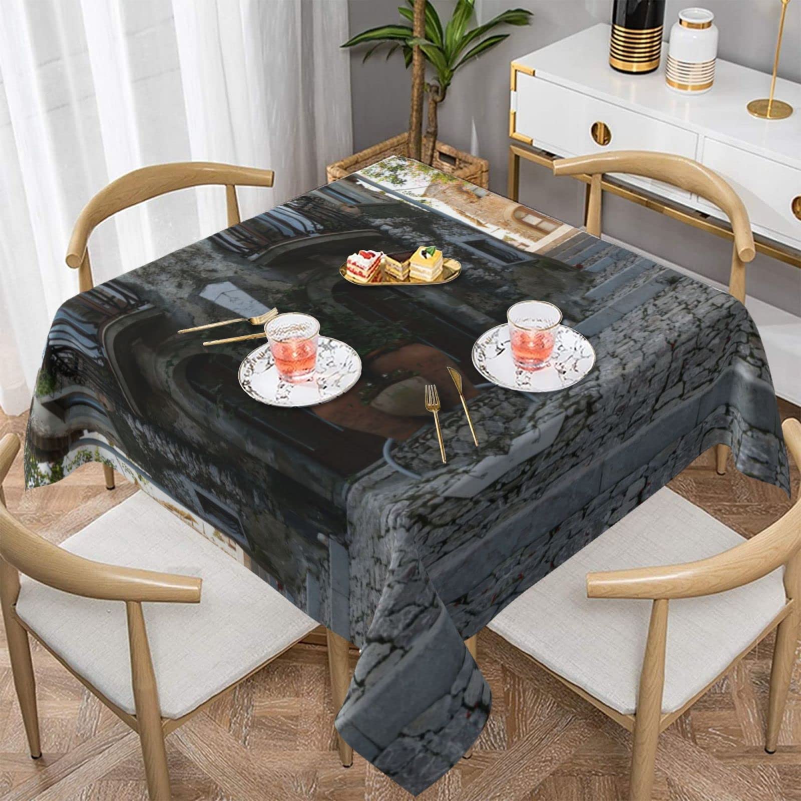 Nappe carrée imprimée Italian Street lavable pour sublimer vos fêtes et mariages en extérieur