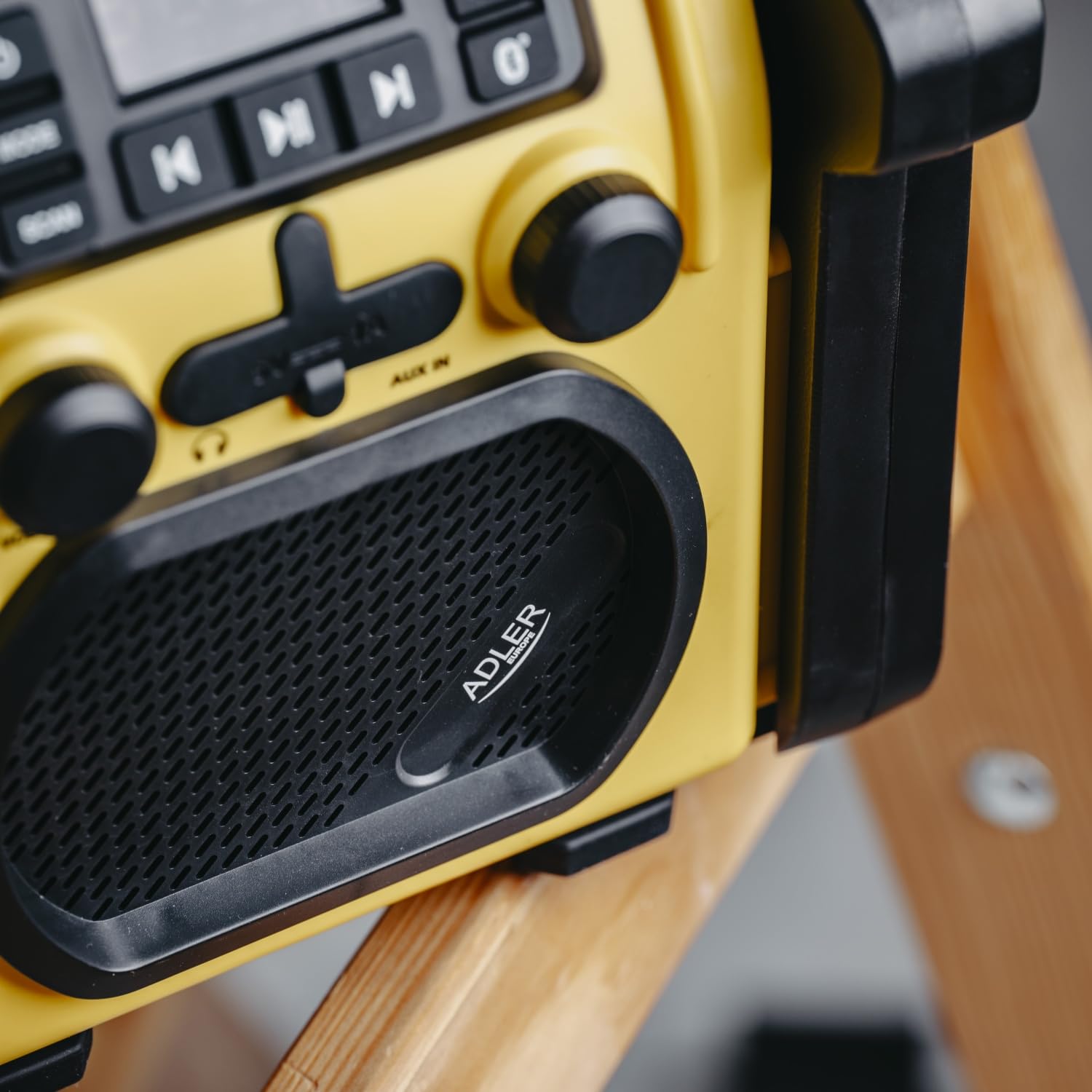 Adler AD 1911 - Radio para Obras con Bluetooth V 5.1, Dual Power (batería y Red) IPX54 Protección contra el Polvo y el Agua, AUX y Conector para Auriculares, diseño Robusto, 10 W, Amarillo/Negro