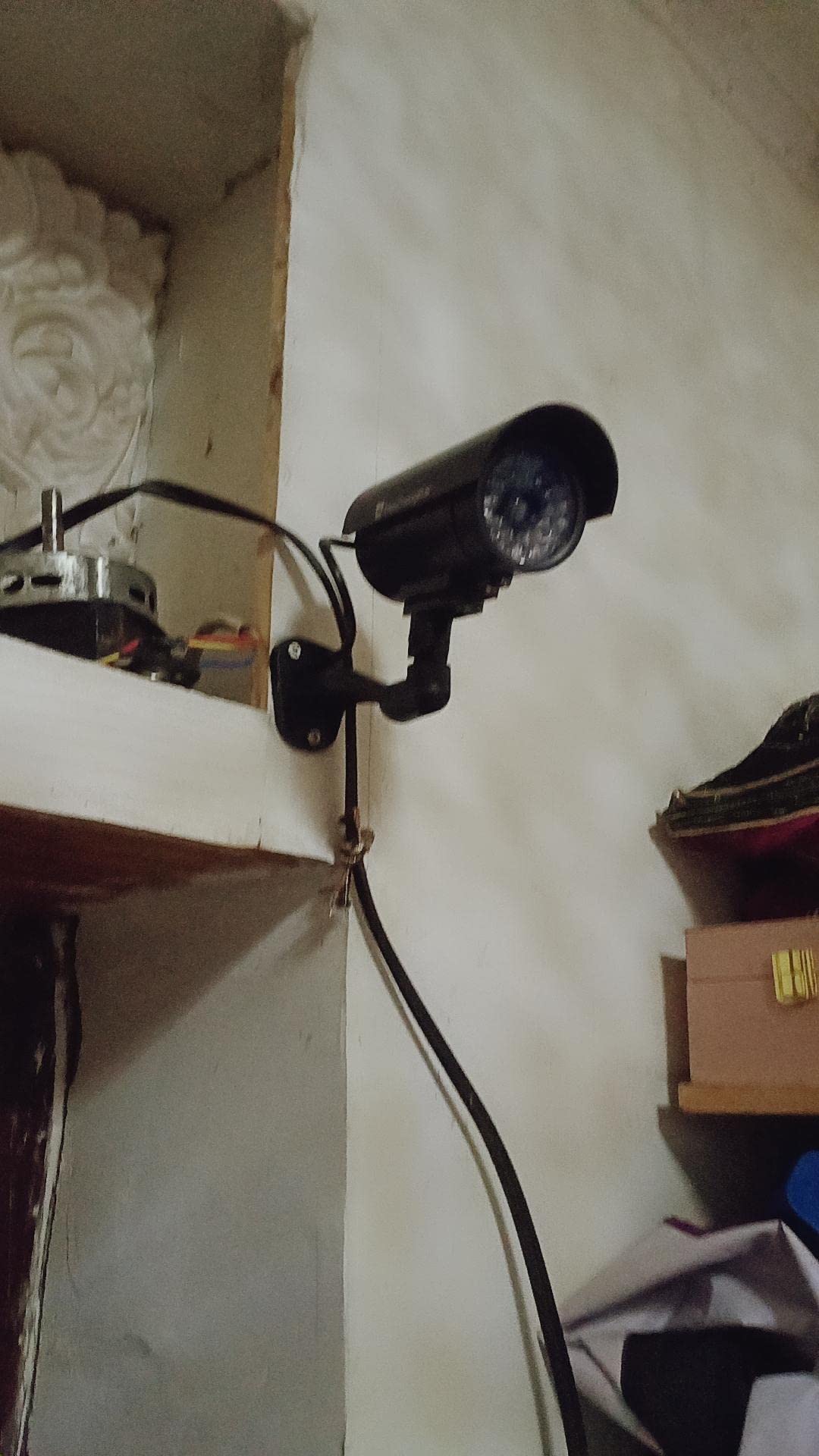 Othmro Sztuczna kamera bezpieczeństwa zasilana energią słoneczną atrapa system monitoringu CCTV, naklejka do domu na zewnątrz wewnątrz czarna 4 szt