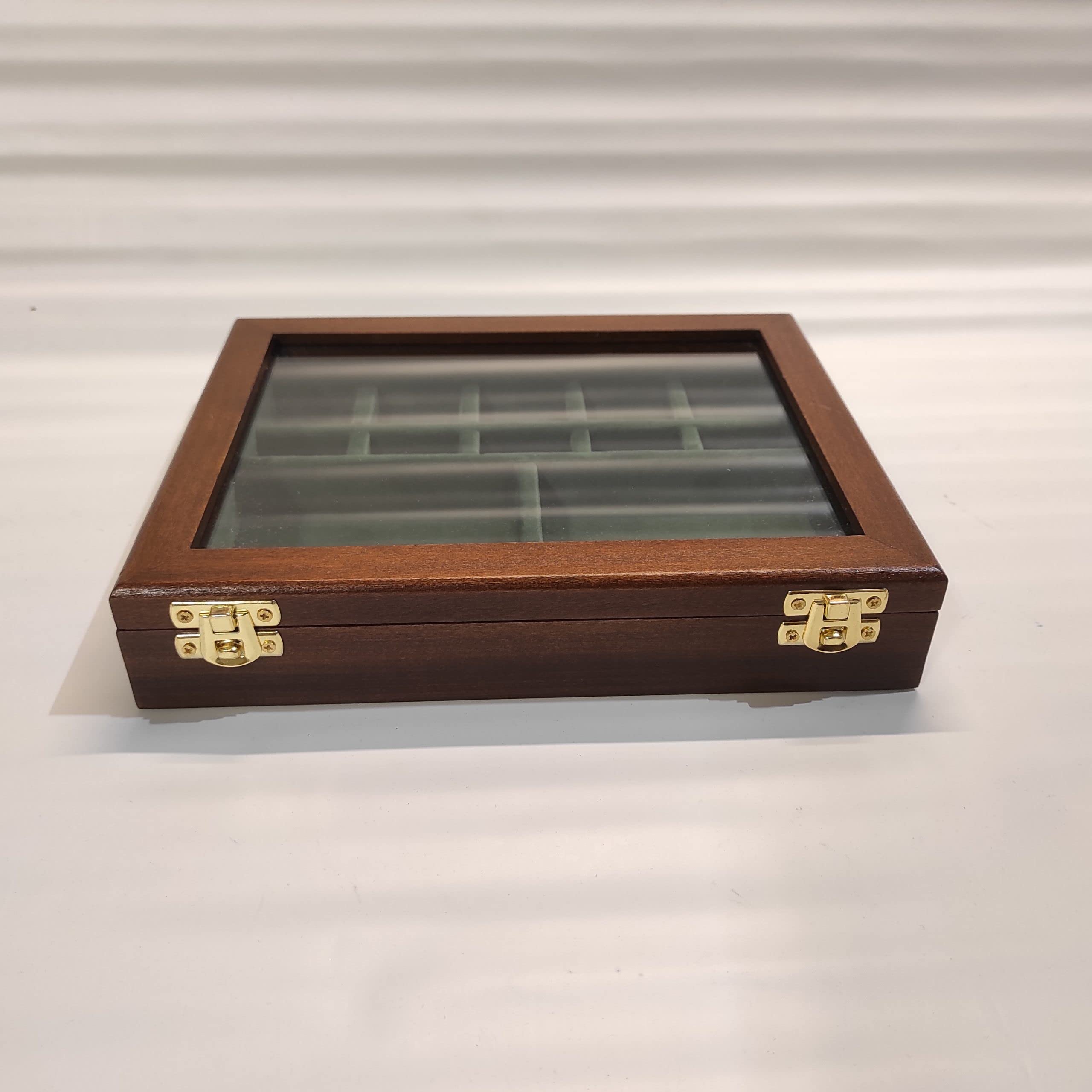 Expositor de Madera y Cristal para Monedas, fósiles y Conchas, 12 Compartimentos, Caja coleccionista Artesanal Hecha a Mano, numerada, con Certificado de autenticidad