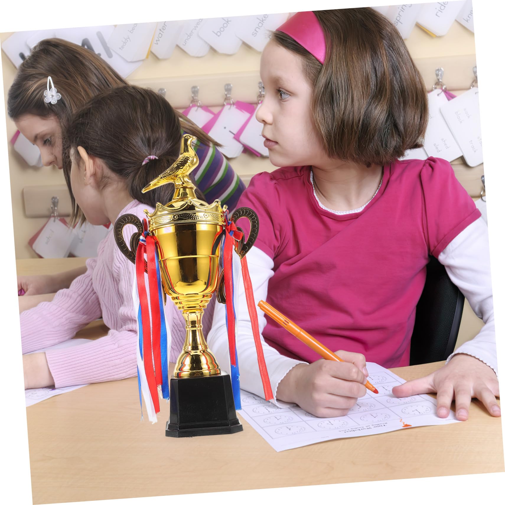 Hemobllo Trofeo de Premio Dorado Diseño, Material Metálico, Acabado de Lujo, Adecuado para Competencias de Carreras y Diversas Ocasiones