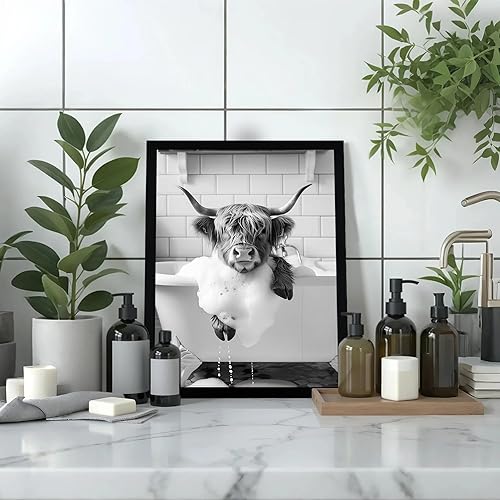 Miniatura 5 de SYWENNOI Lienzo enmarcado en blanco y negro, divertido arte de pared de vaca de las tierras altas en la bañera, impresiones artísticas de animales