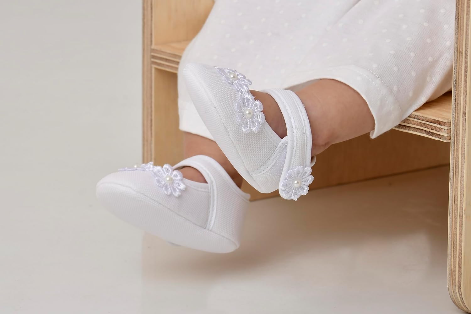 Sapatinho de Bebê em Malha Branco com Renda e Pérolas, Recém Nascida, Calçado para Batizado em promoção! Veja a oferta e mais achadinhos de Sapatos Infantis 4 Hoje é o melhor dia para comprar Sapatinho de Bebê em Malha Branco com Renda e Pérolas, Recém Nascida, Calçado para Batizado com aquele preço maroto! Promoção! Aproveite a oferta! 4