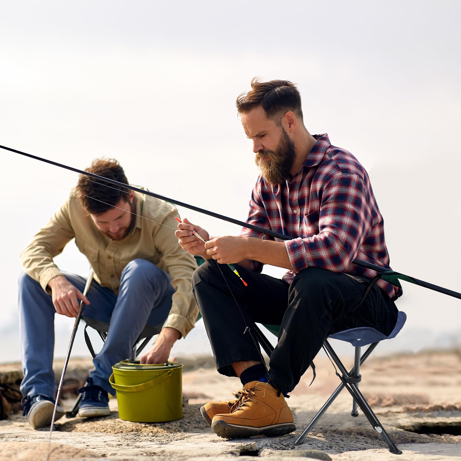 Tabouret de Camping Pliante à Trois Pieds, Siège de Camping Portable Ultra Léger, Petit Chaise Pliante pour Pêche, Pique-Nique Plage Barbecue Voyage Randonnée Chass-Bleu