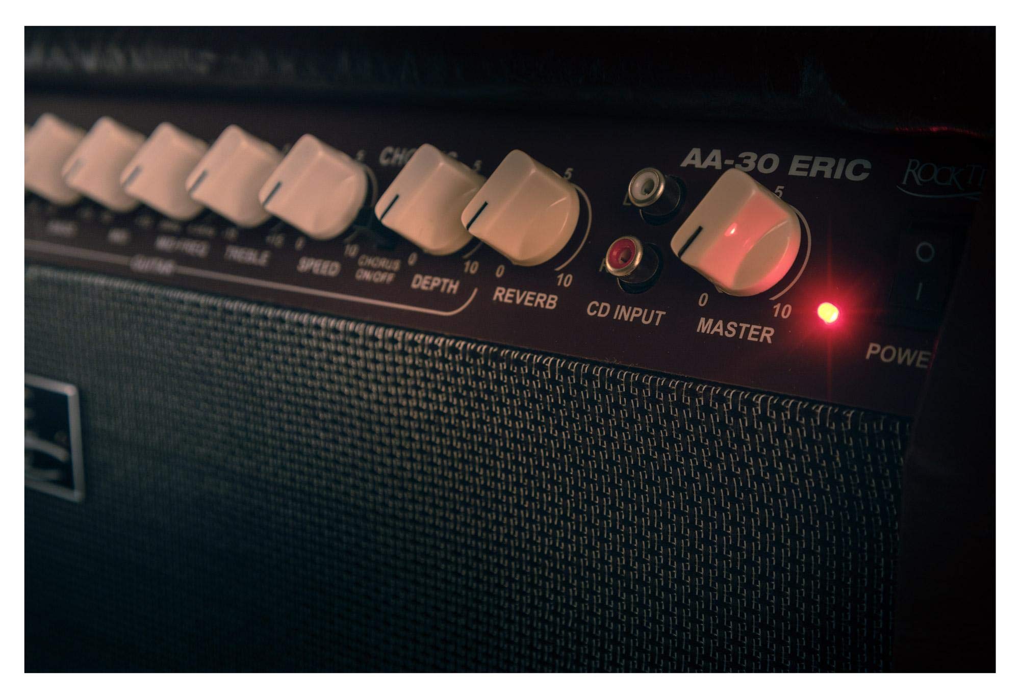 Rocktile AA-30 BN Eric Ampli Acoustique - 30 Watts - 2 Canaux (Micro et Guitare) - Haut-Parleur 10" + Tweeter 2,5" - Entrée AUX et Line Out - Effets Chorus et Reverb - Marron