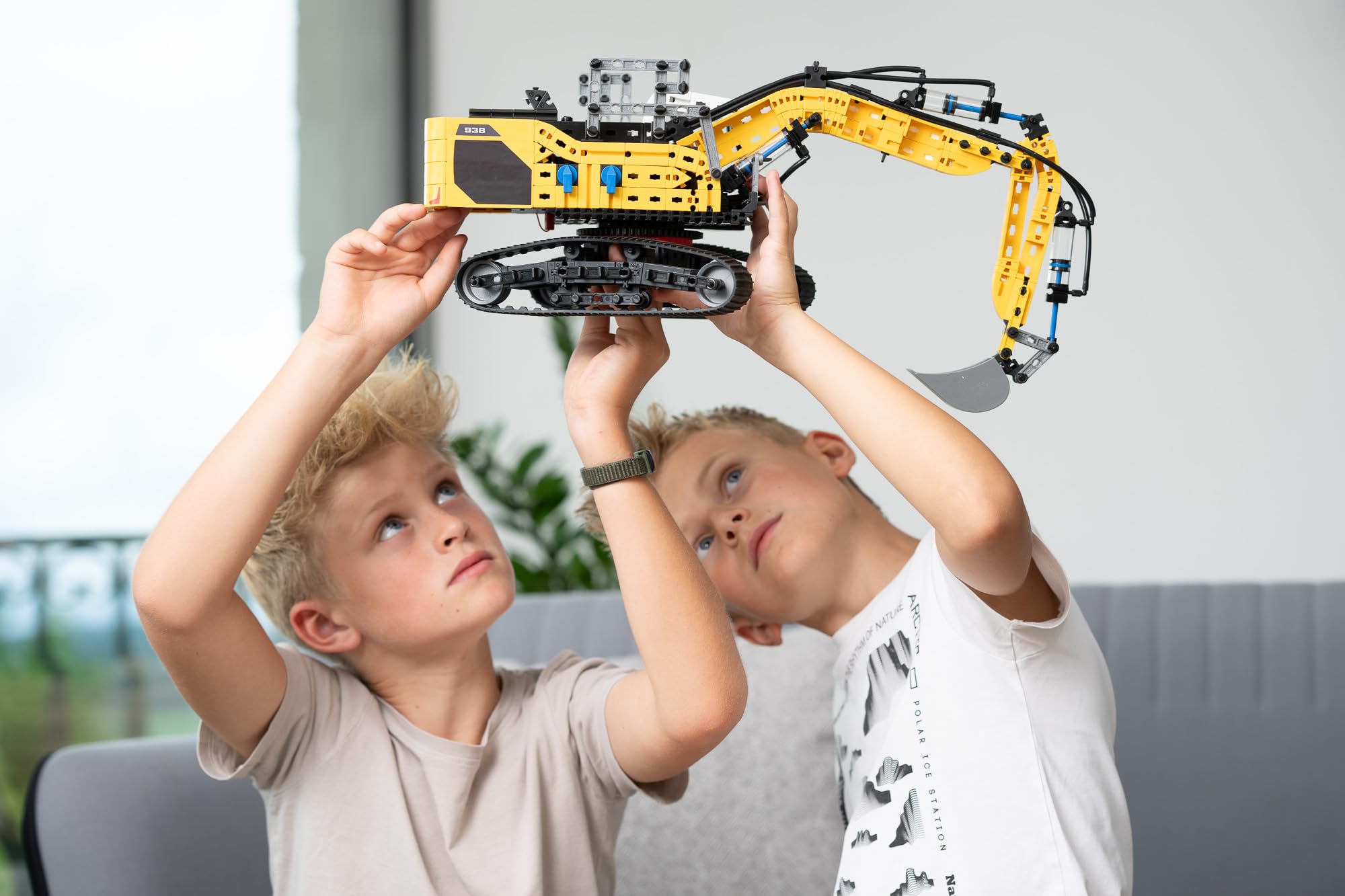 fischertechnik 576450 Liebherr R938 Excavadora Neumática – Kit de construcción Realista para niños Desde 10 años y Adultos, 689 Piezas, Amarillo