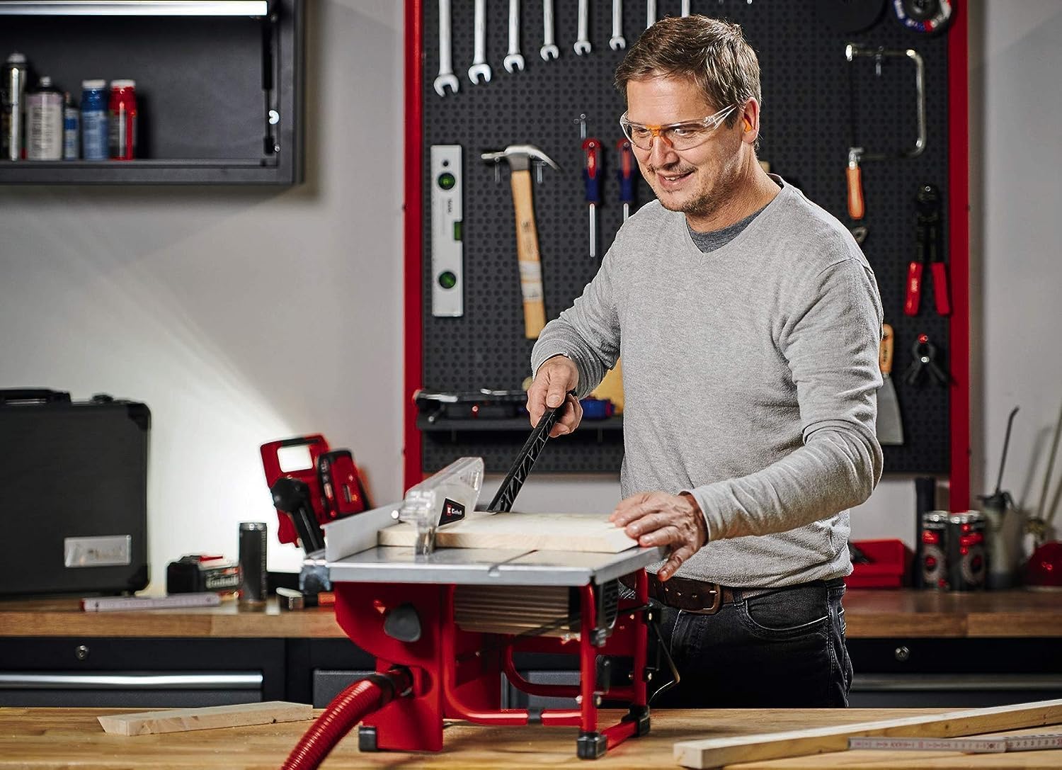 Einhell Table saw TC-TS 200 (tilting saw blade, angle stop (+/- 60°), parallel stop with locking device on both sides)