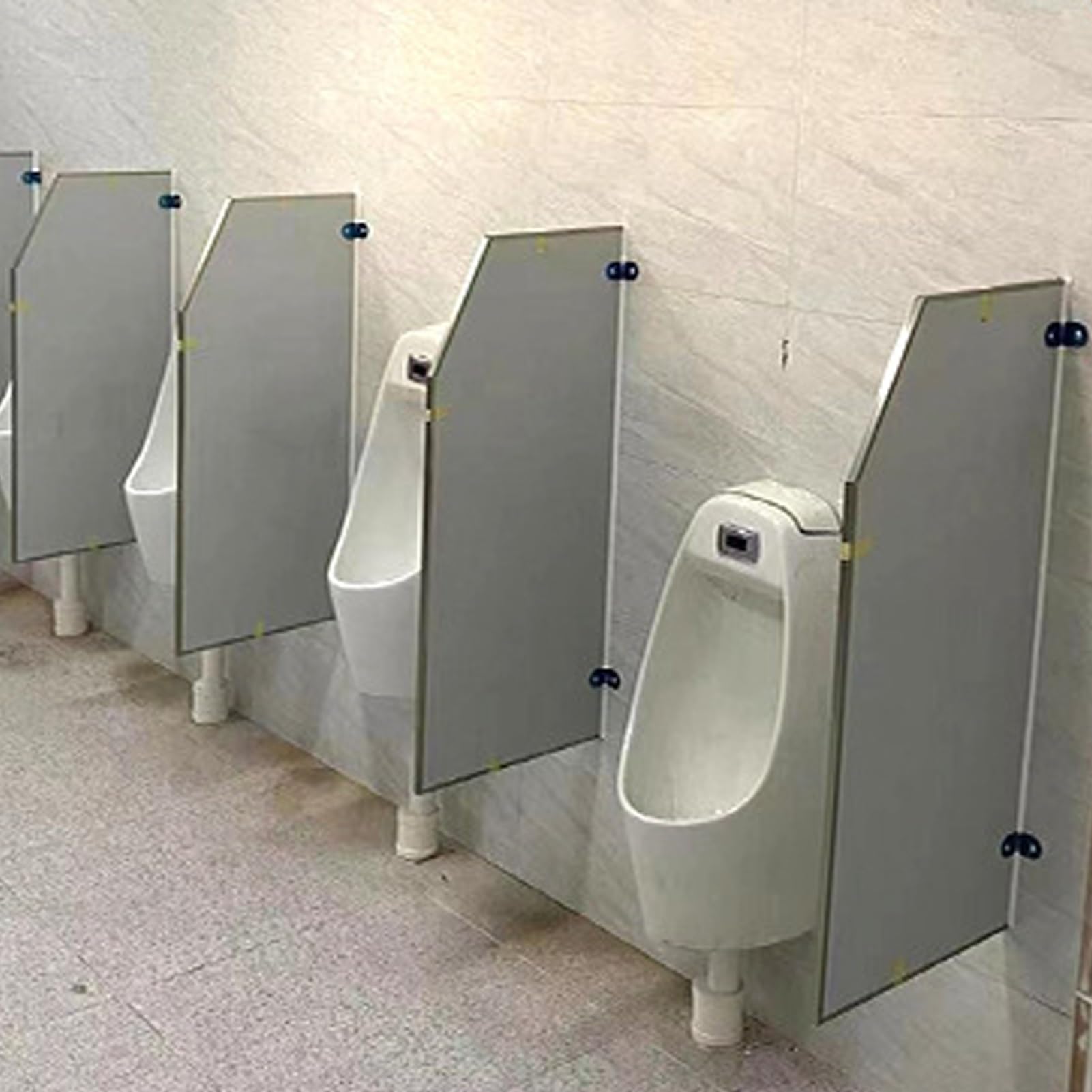 Divisorio separatore per orinatoio con raccordi in acciaio inox, ideale per bagni commerciali, migliora la privacy e l'igiene nelle strutture pubbliche