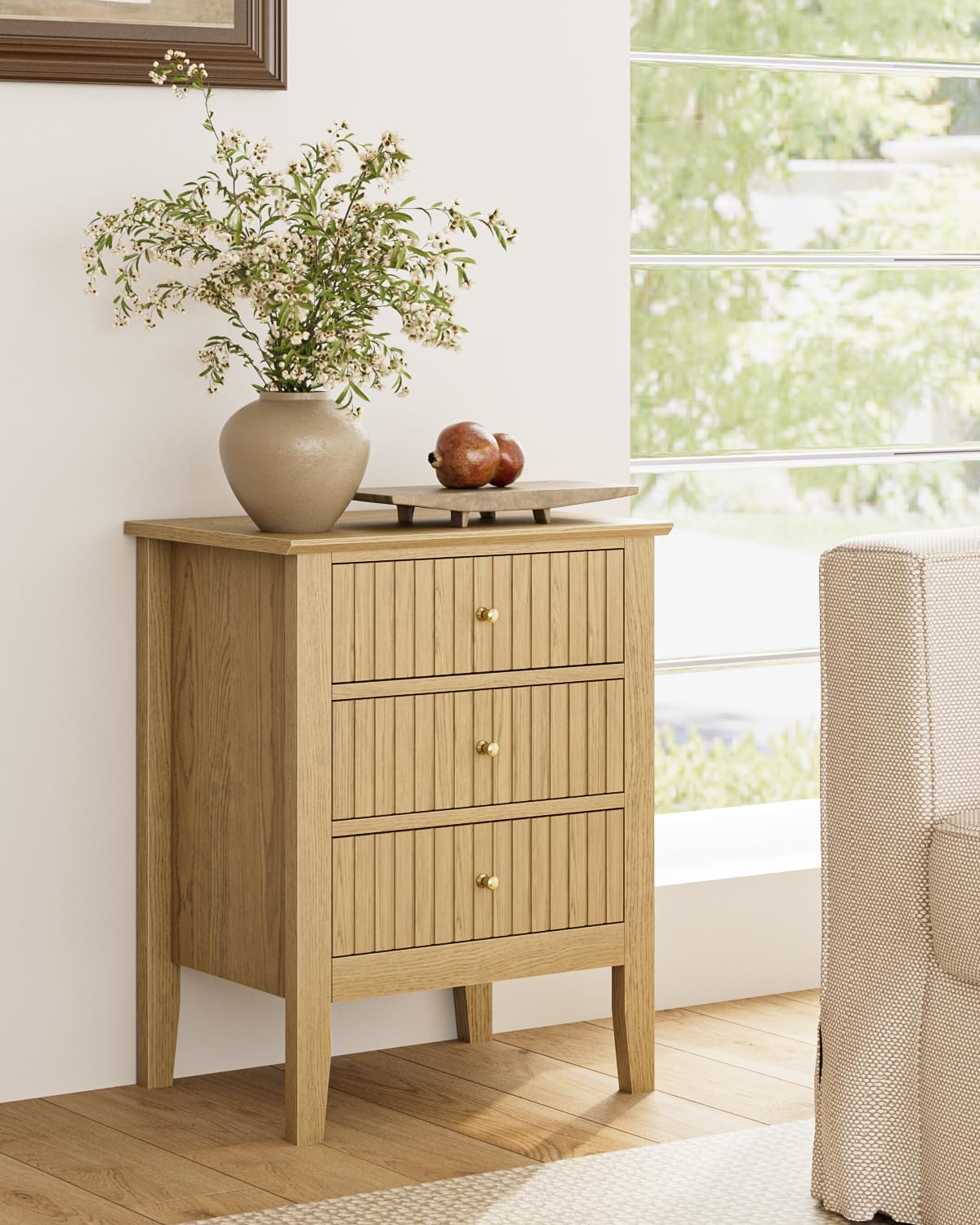 HEYZOEY Table de Nuit Vintage avec 3 Tiroirs, Table de Chevet Style Ferme Rustique avec Poignées Dorées, Table d'Appoint pour Chambre et Salon, Chêne Clair (45 × 35 × 61 cm)