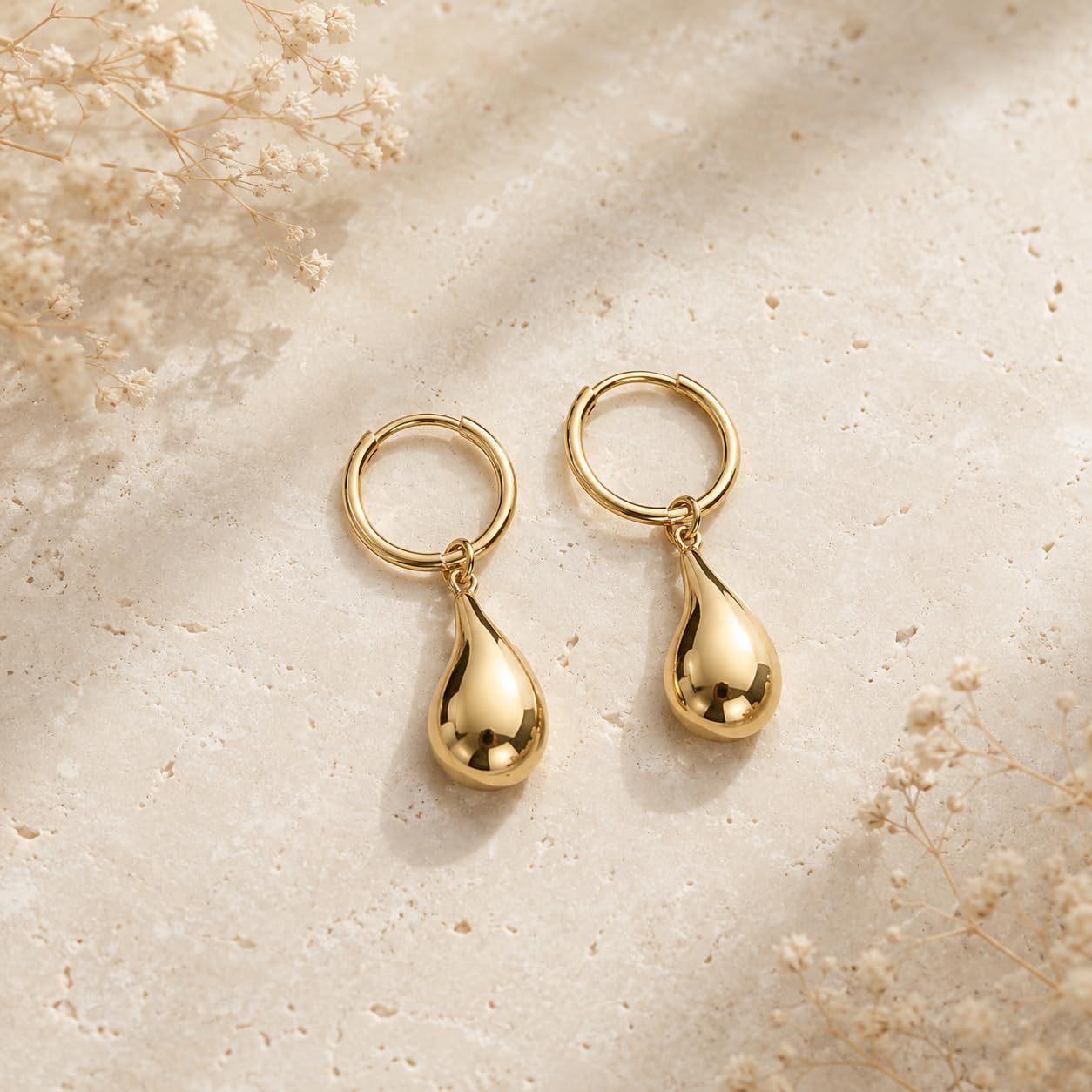 LAMUR Ohrringe aus 375er-Gold mit Diamantierung, Goldohrringe für Damen, Damenschmuck aus Gelbgold, Englischer Verschluss