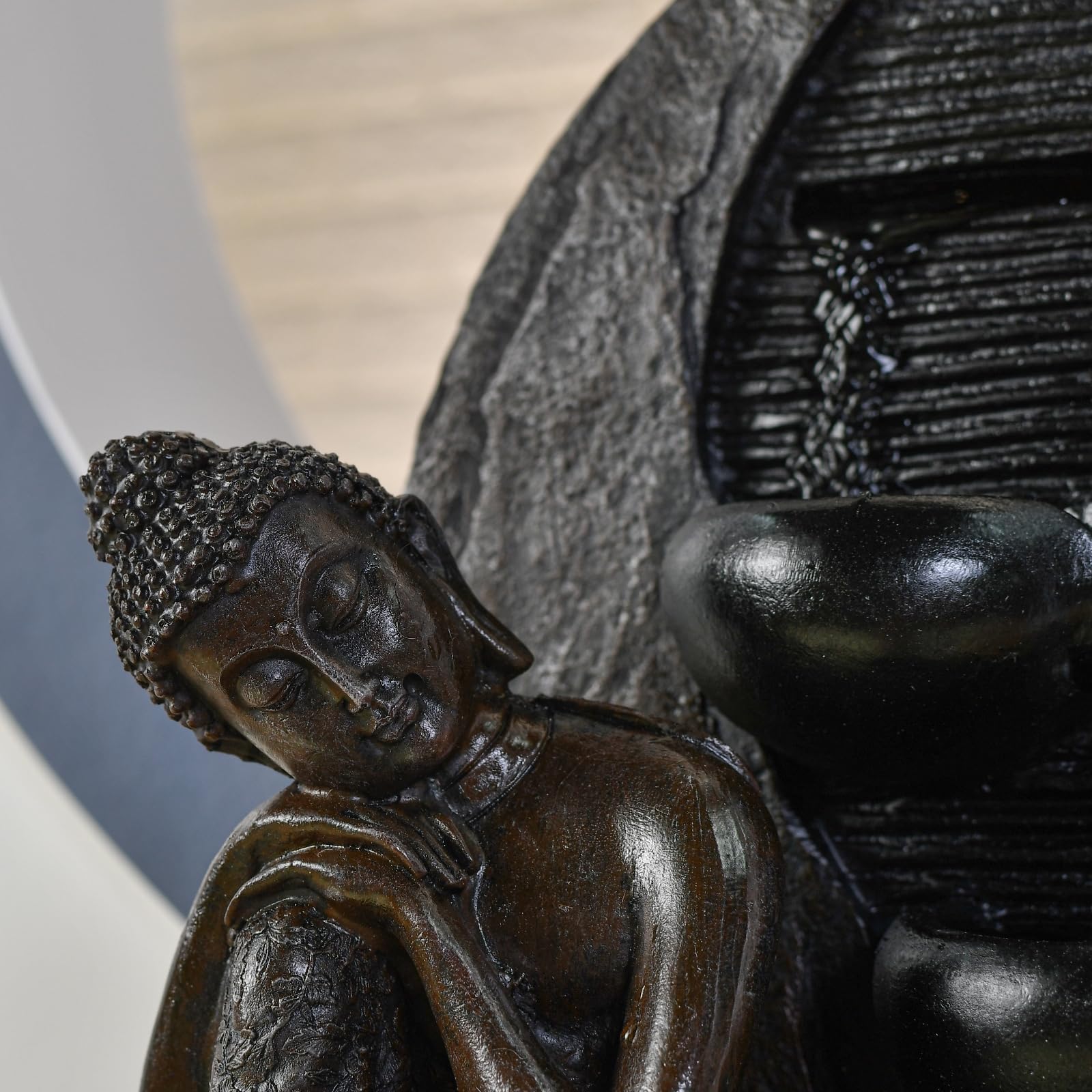 Zen'Light - Fontana Buddha Grace, in resina/bronzo, 26 x 26 x 40 cm
