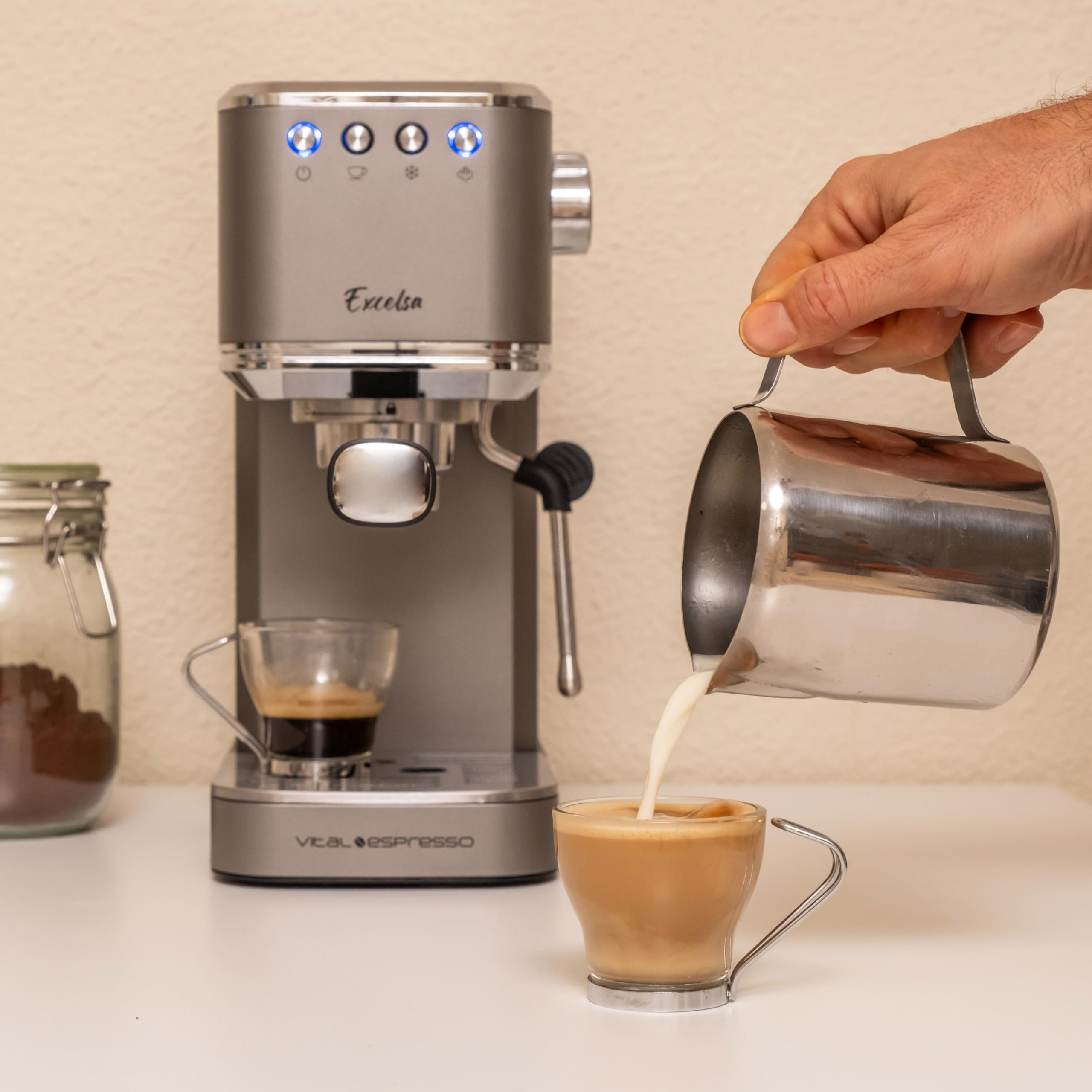 XSQUO Useful Tech Caffettiera Express da 1350 W, 20 bar, con vaporizzatore orientabile e pannello digitale - Vital Espresso Excelsa - Funzione caffè freddo