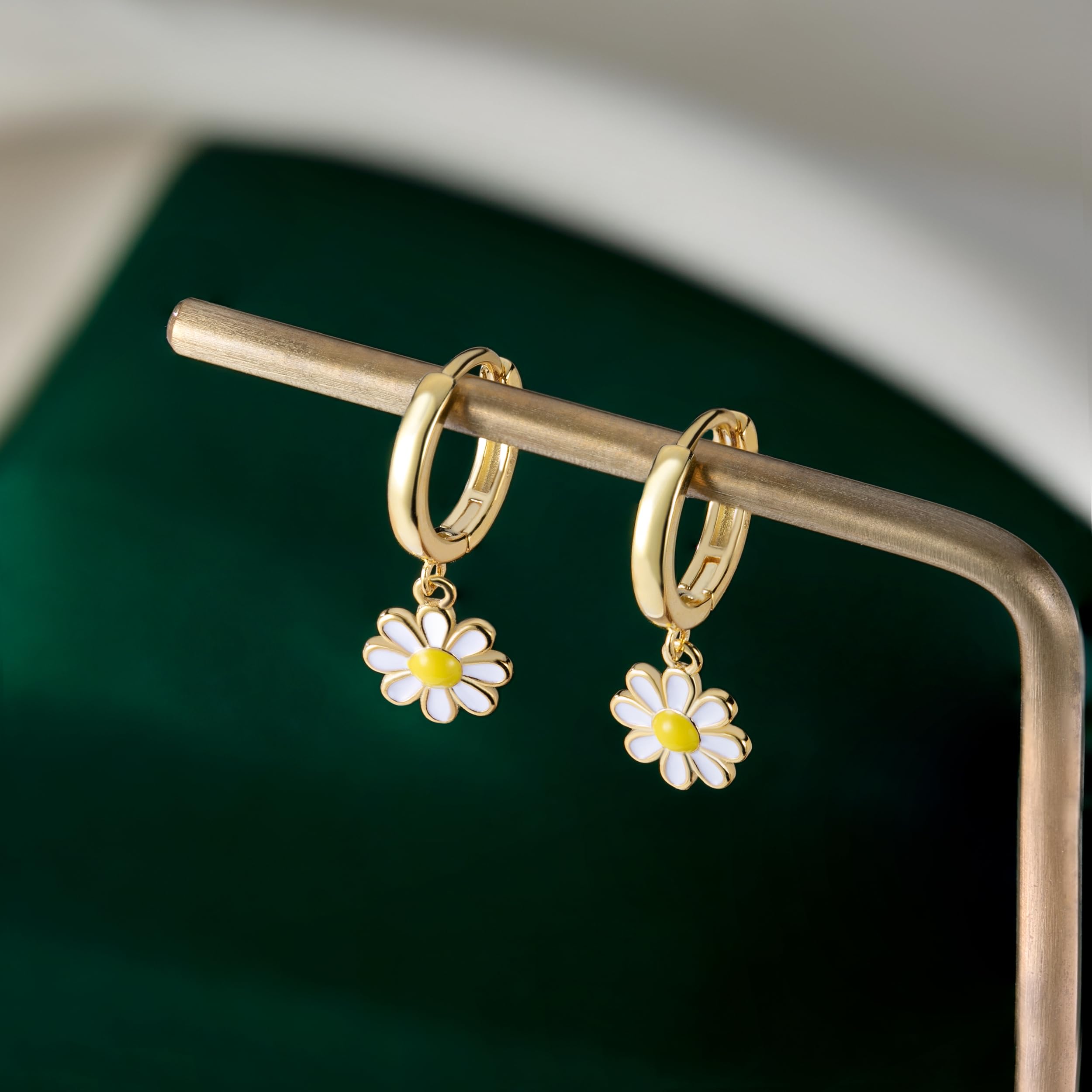 SLUYNZ Orecchini a cerchio in argento sterling 925, con margherita, con fiore, per donne, adolescenti, piccole margherite