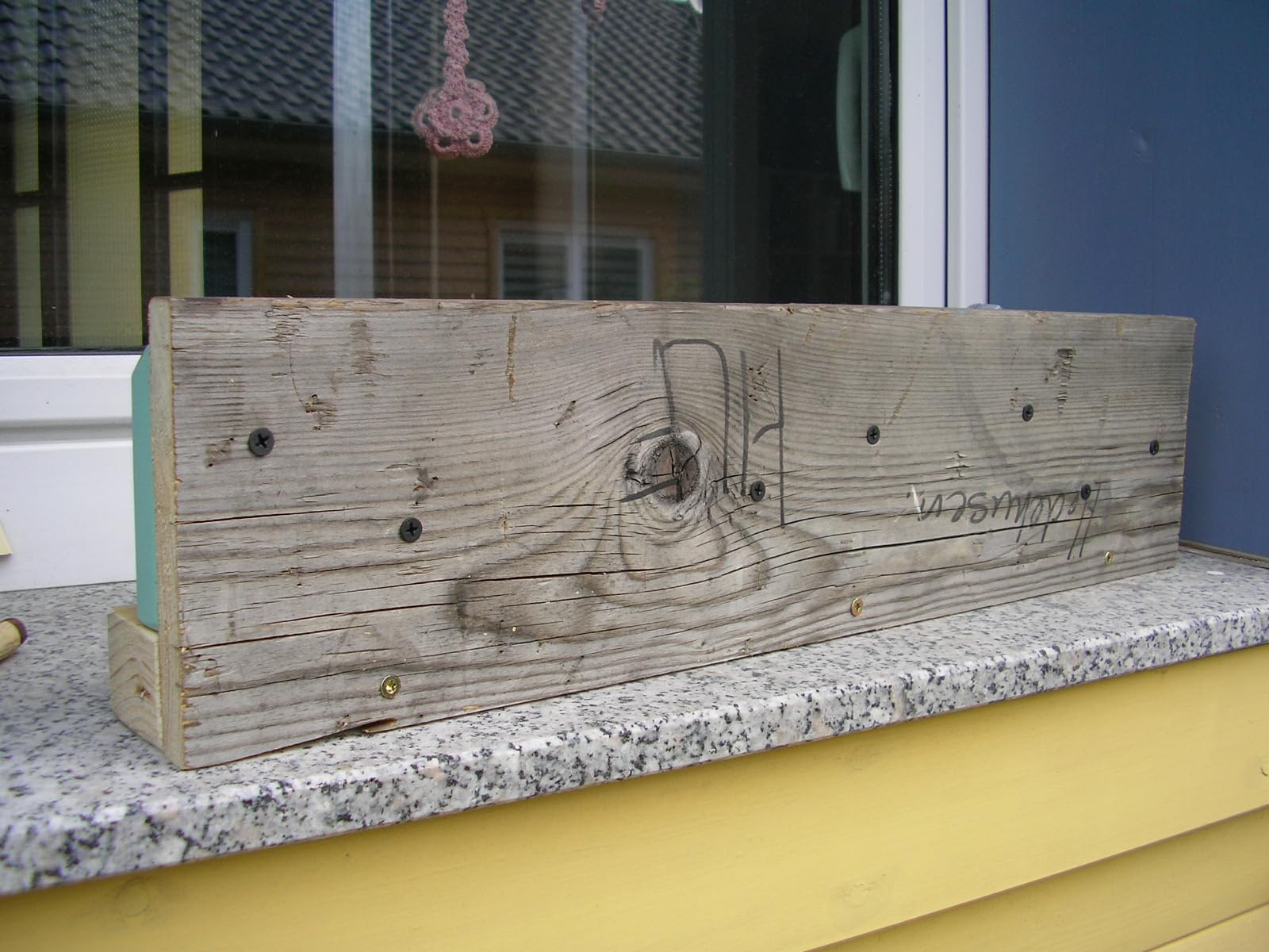 Ankerplatz ... Häuserzeile aus Holz, maritim