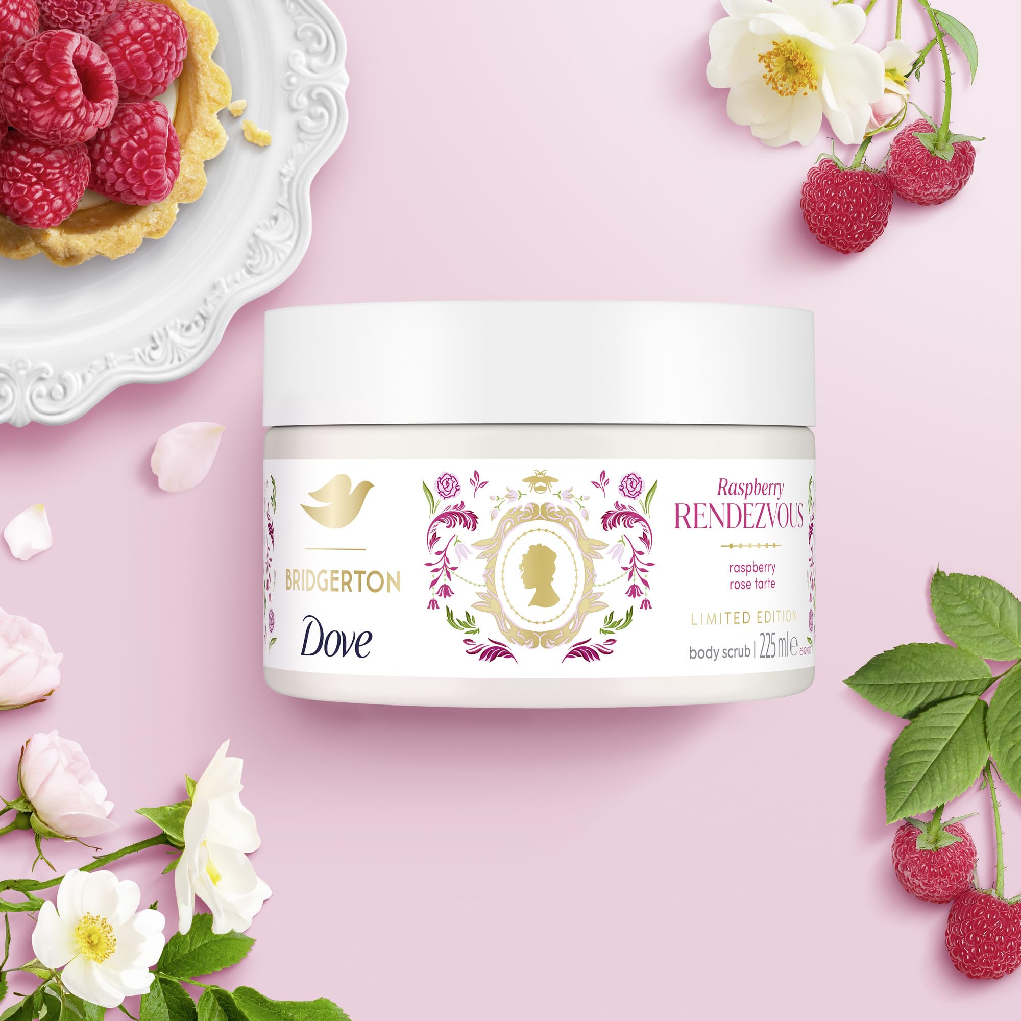 Dove Scrub Corpo Bridgerton Raspberry Rendezvous, Limited Edition, con Detergenti a Base Vegetale e ¼ di Crema Idratante, Note di Lampone e Vaniglia, Senza Solfati, 4 Confezioni da 225 ml