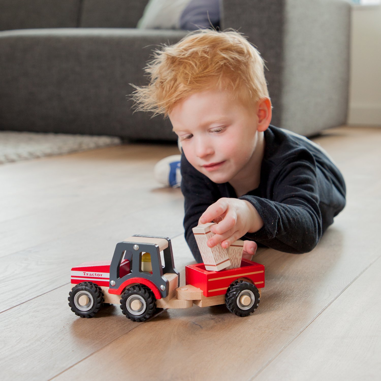 Tractor De Madera En Miniatura Con Remolque Y Figuras – Juguete De Madera New Classic Toys, Modelo Sencillo, Color Madera