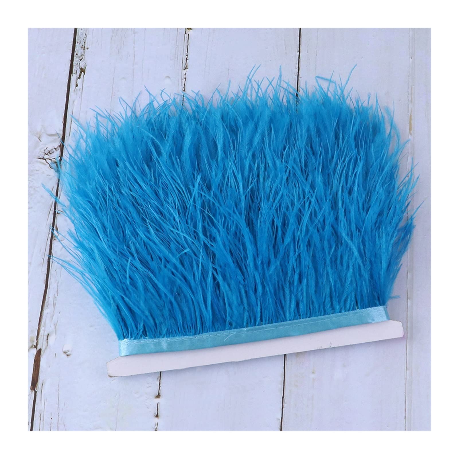 Plume d'autruche en ruban bleu lac pour sublimer une décoration de mariage bohème