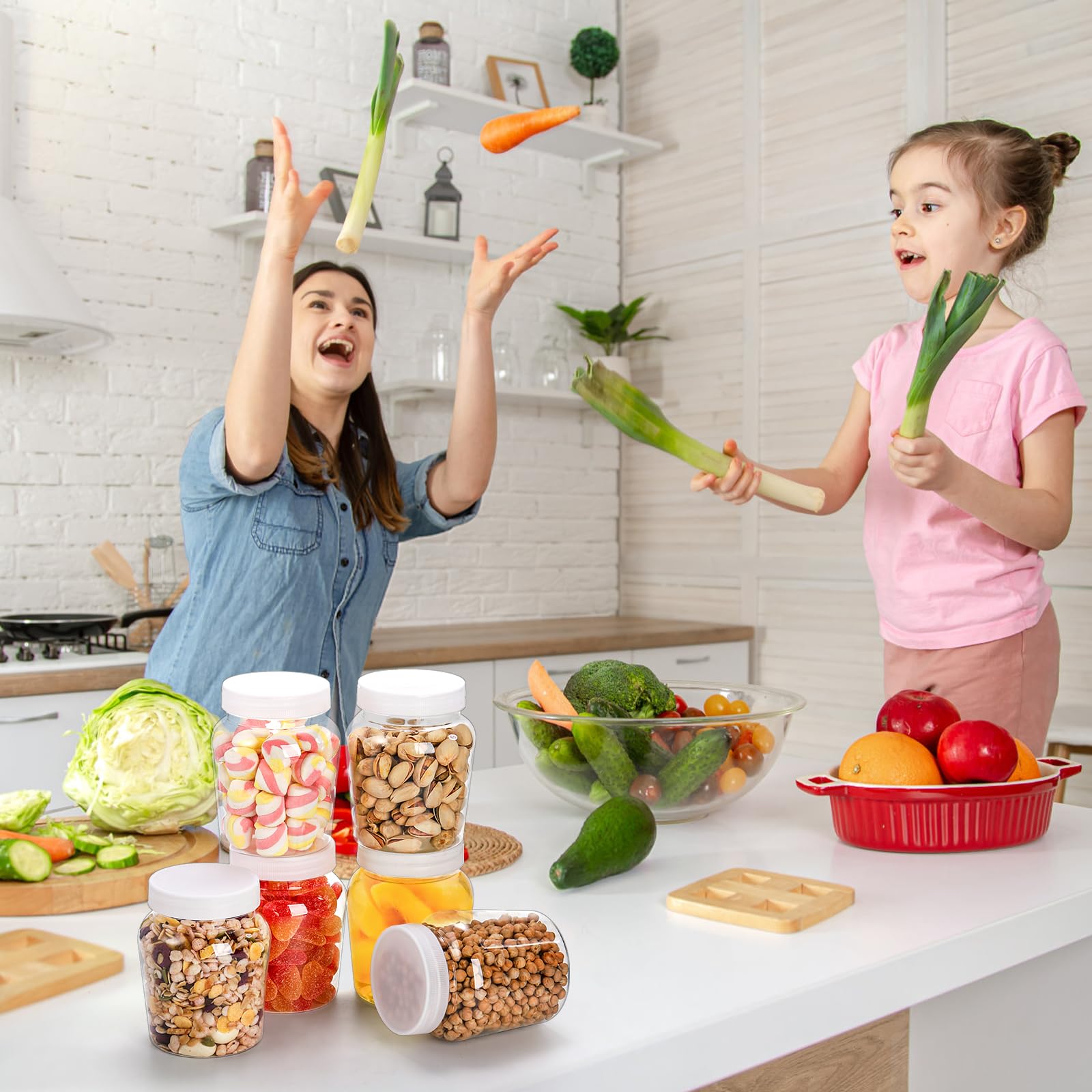 Goaste Paquete de 12 tarros redondos de plástico transparente, contenedor de almacenamiento vacío de 16 onzas, tarro de dulces recargable para el hogar con tapa hermética, cilindro pequeño de tapas de