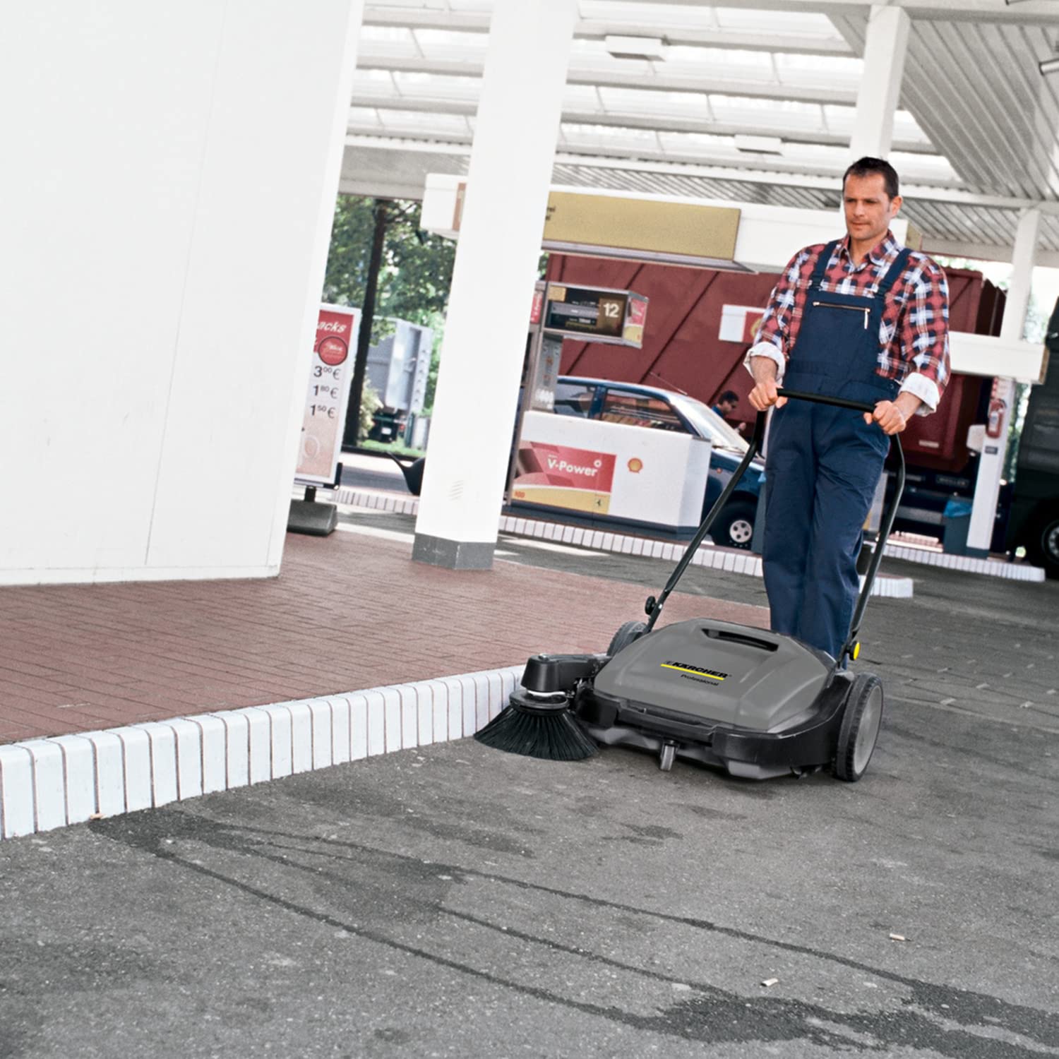 Kärcher Spazzatrice Professionale KM 70/15 C, Per Aree Interne ed Esterne, Maneggevole, Vano di Raccolta da 40 l, Rullo Principale Azionato da Entrambi i lati, Compatta e Salvaspazio