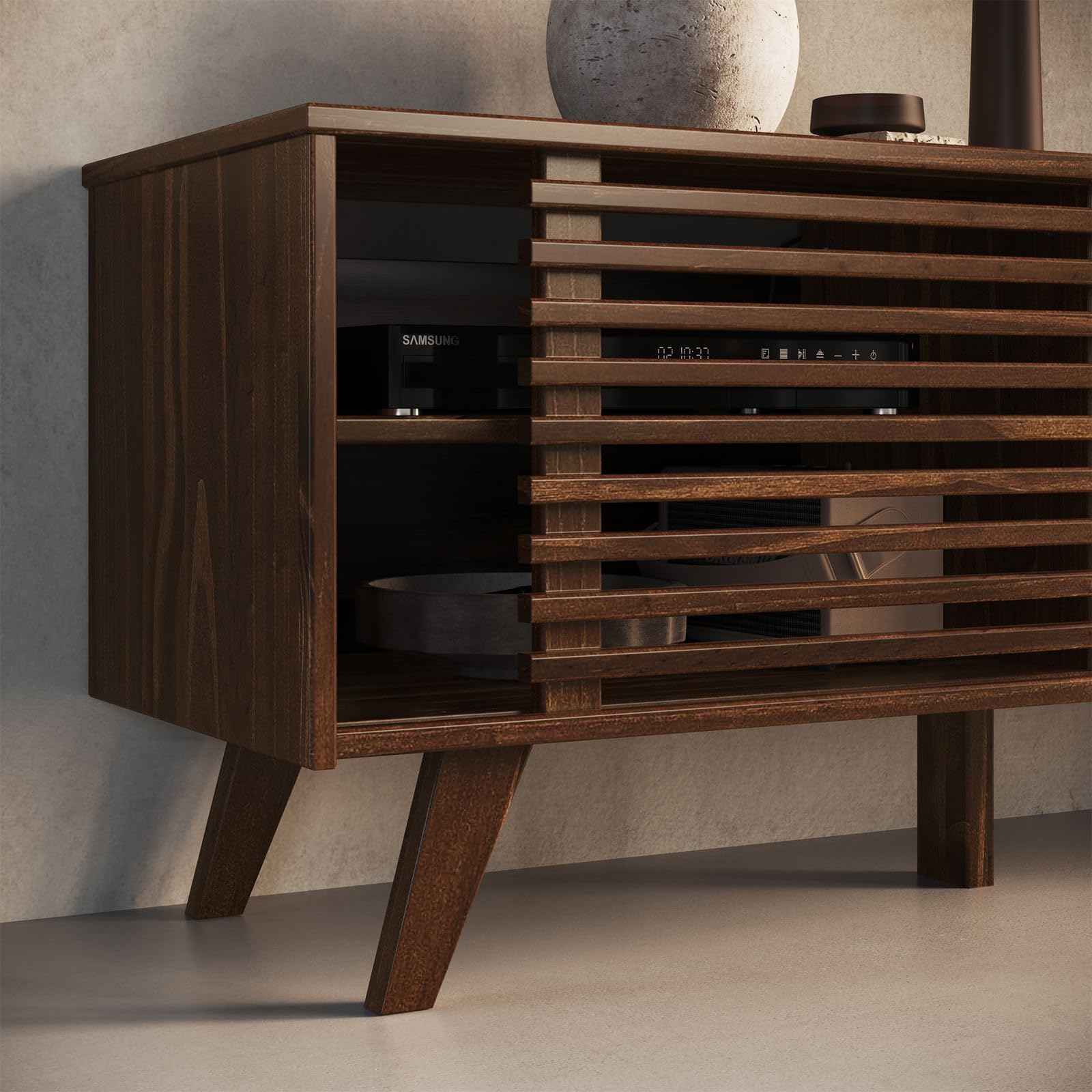 IDIMEX TV Lowboard RIAN mit 2 Schiebetüren für 75" TV Nussbaum Finish - TV Kommode aus massivem Kiefernholz, 3 verstellbare Einlegeböden, TV Sideboard