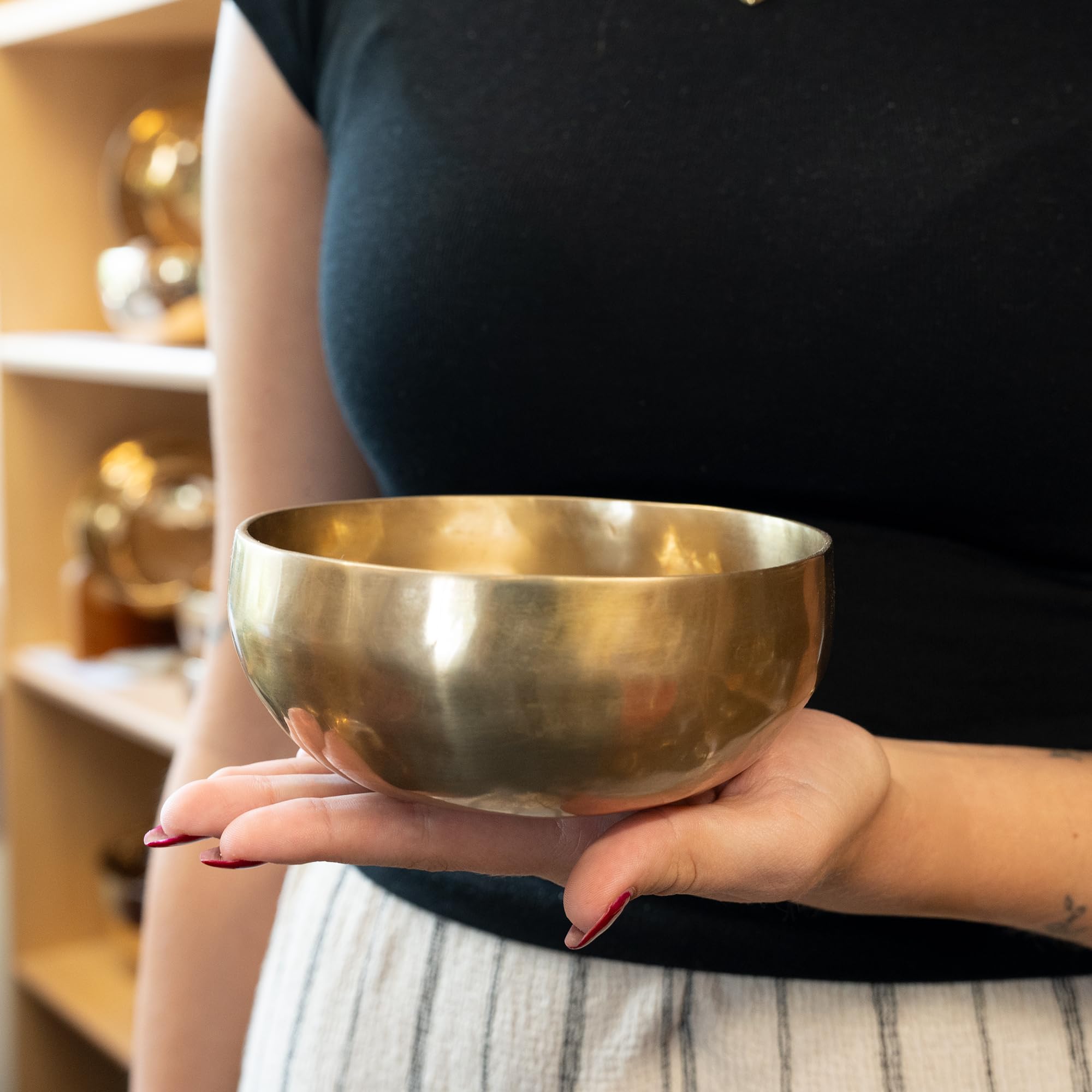 Klangschale 400g mit OM-Mandala-Gravur, handgeschmiedet | Fair Trade aus Nepal, ideal für Meditation und Yoga, inkl. Zubehör