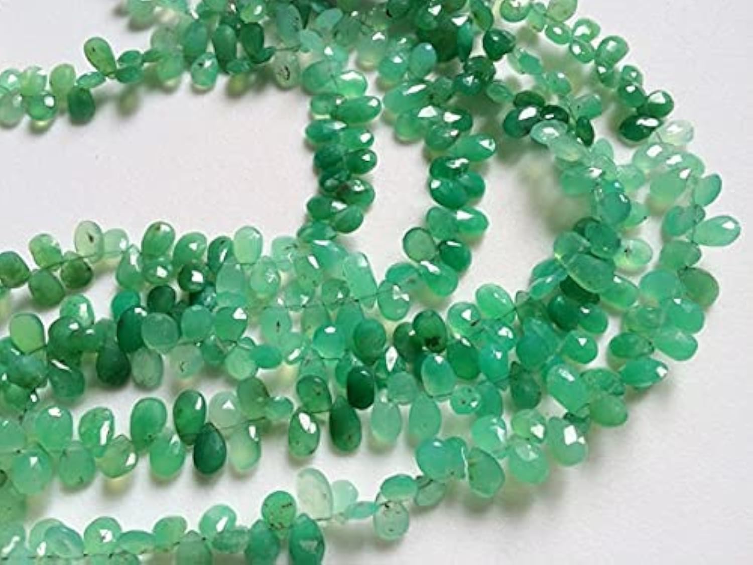 Chrysoprase necklace en fil de perles poires facettées, un cadeau précieux et symbolique