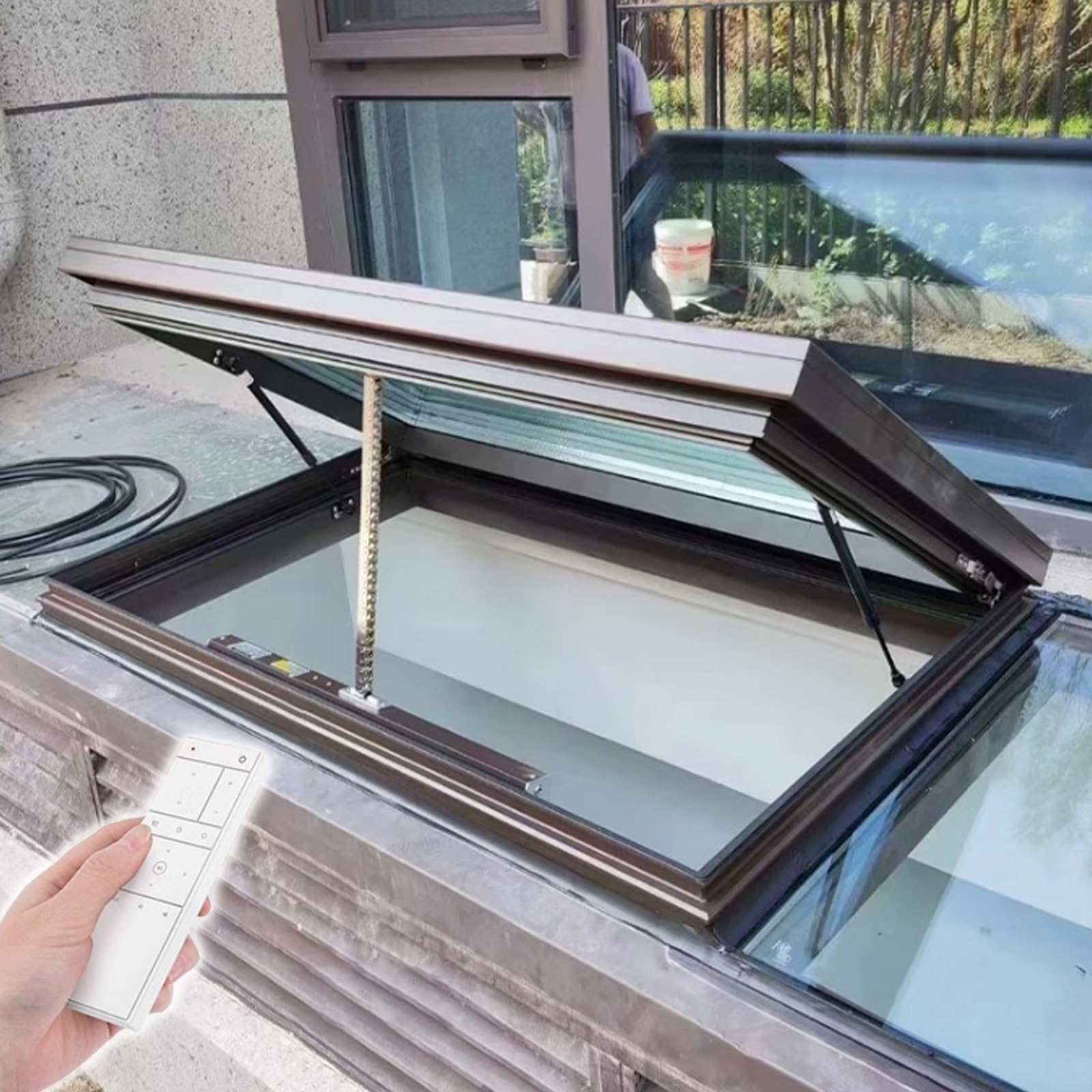 Marco de aluminio y vidrio templado en tragaluz eléctrico moderno