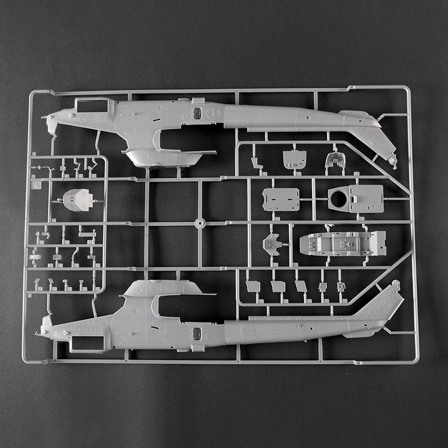 1/35 AH-1W Super Cobra Aircraft Model Kit 05117 Trumpeter Plastica Elicottero Statico 380+ Parti Non Assemblato FAI DA TE Collezione Regali