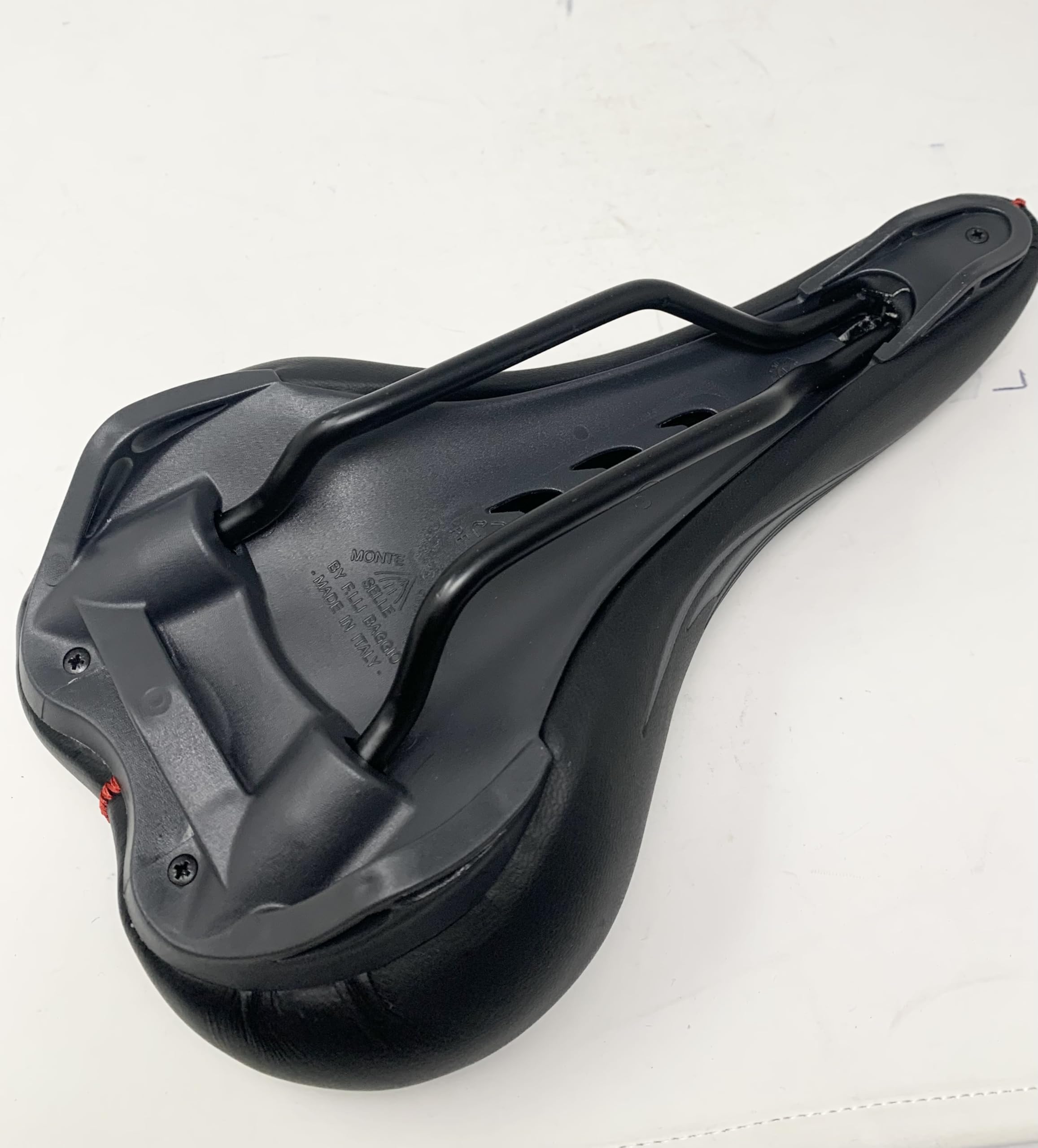 Cucuba® Selle De Vélo Montegrappa Original Produit Artisanal Italien Fait À La Main en Cuir Synthétique pour Velò VTT/MTB/Course Modèle Argo 1370 (Couleur: Noir)