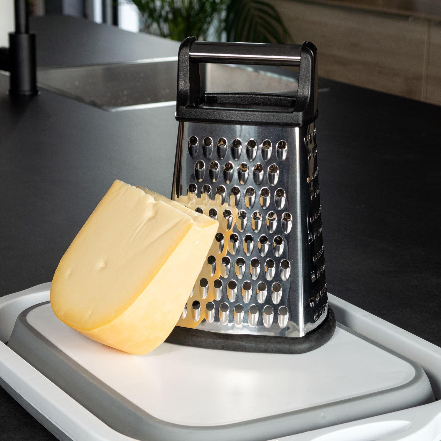 Intirilife Tarka ze stali nierdzewnej z antypoślizgowym dnem - 22.5 cm - Tarka kuchenna, szatkownica, tarka do sera z 4 powierzchniami do tarcia, idealna do startego parmezanu, warzyw, ziemniaków itd