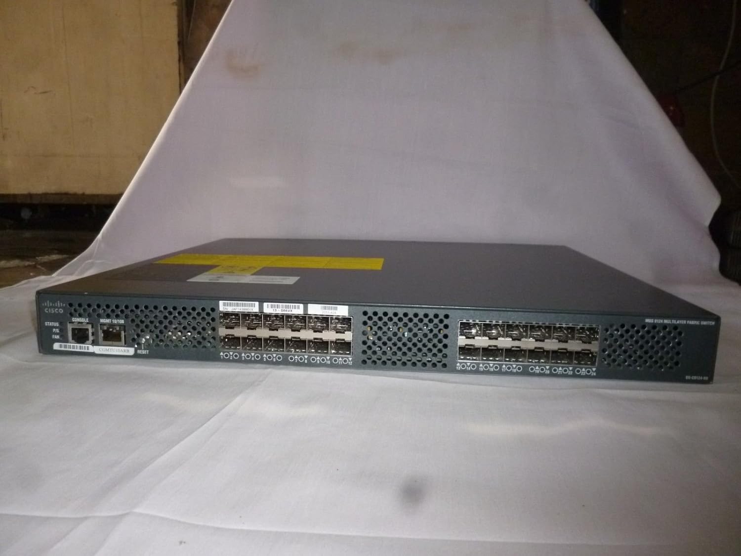 Depan view of the Cisco DS-C9124-K9 MDS 9124 24-Port Fabric Switch.