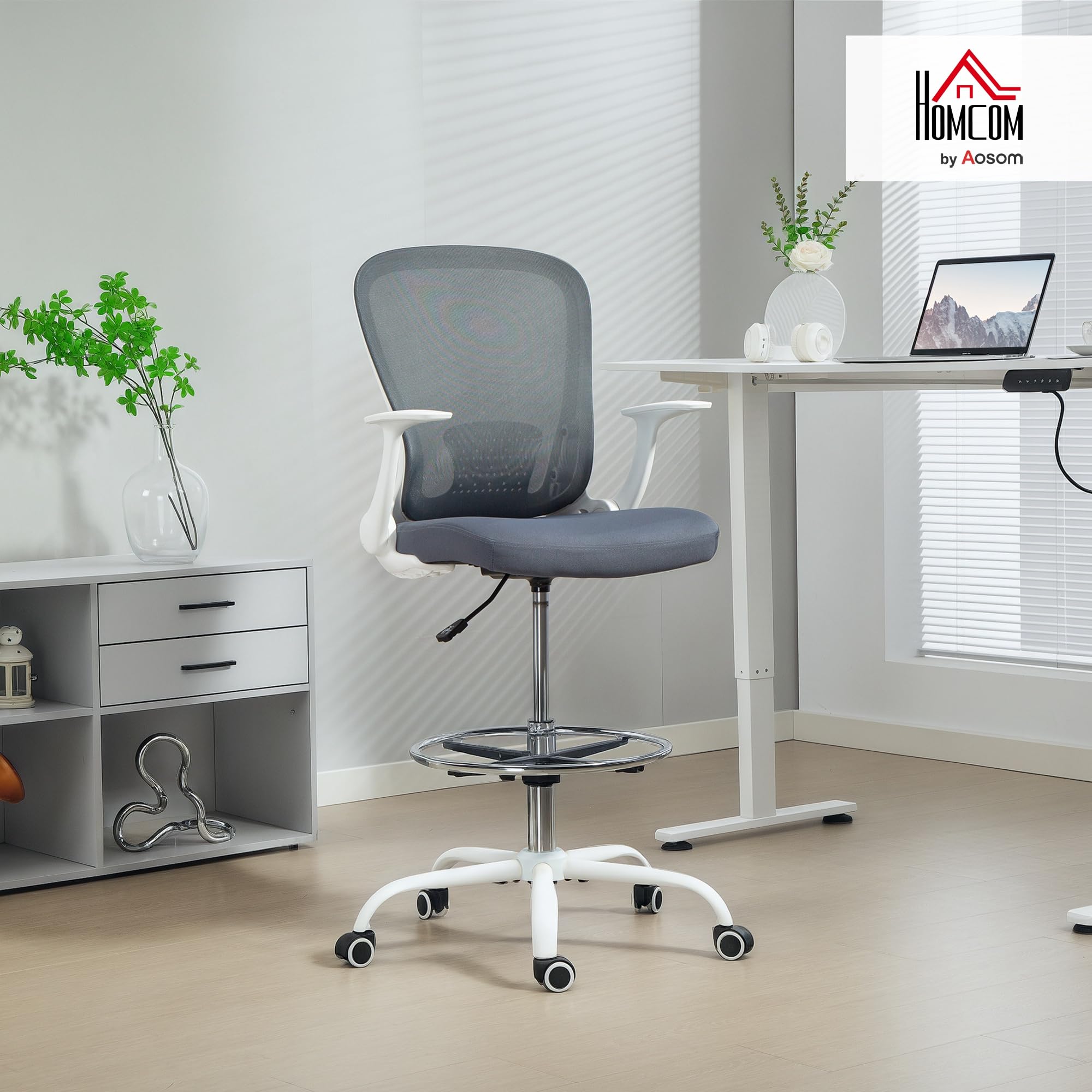 HOMCOM Silla de oficina ergonómica con reposapiés ajustable y reposabrazos elevables, Silla de dibujo con respaldo de malla, altura ajustable, reposabrazos altos, giratoria 360°, gris