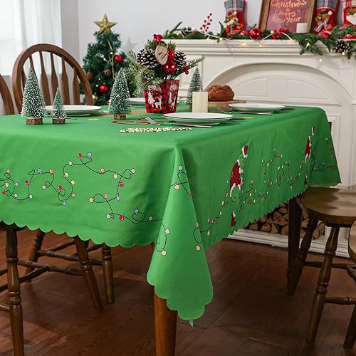 Vista 3 de Siilues Mantel de Navidad de 60 x 104 pulgadas, decoración navideña para el hogar, color verde, con texto en inglés "Merry Christmas", impermeable