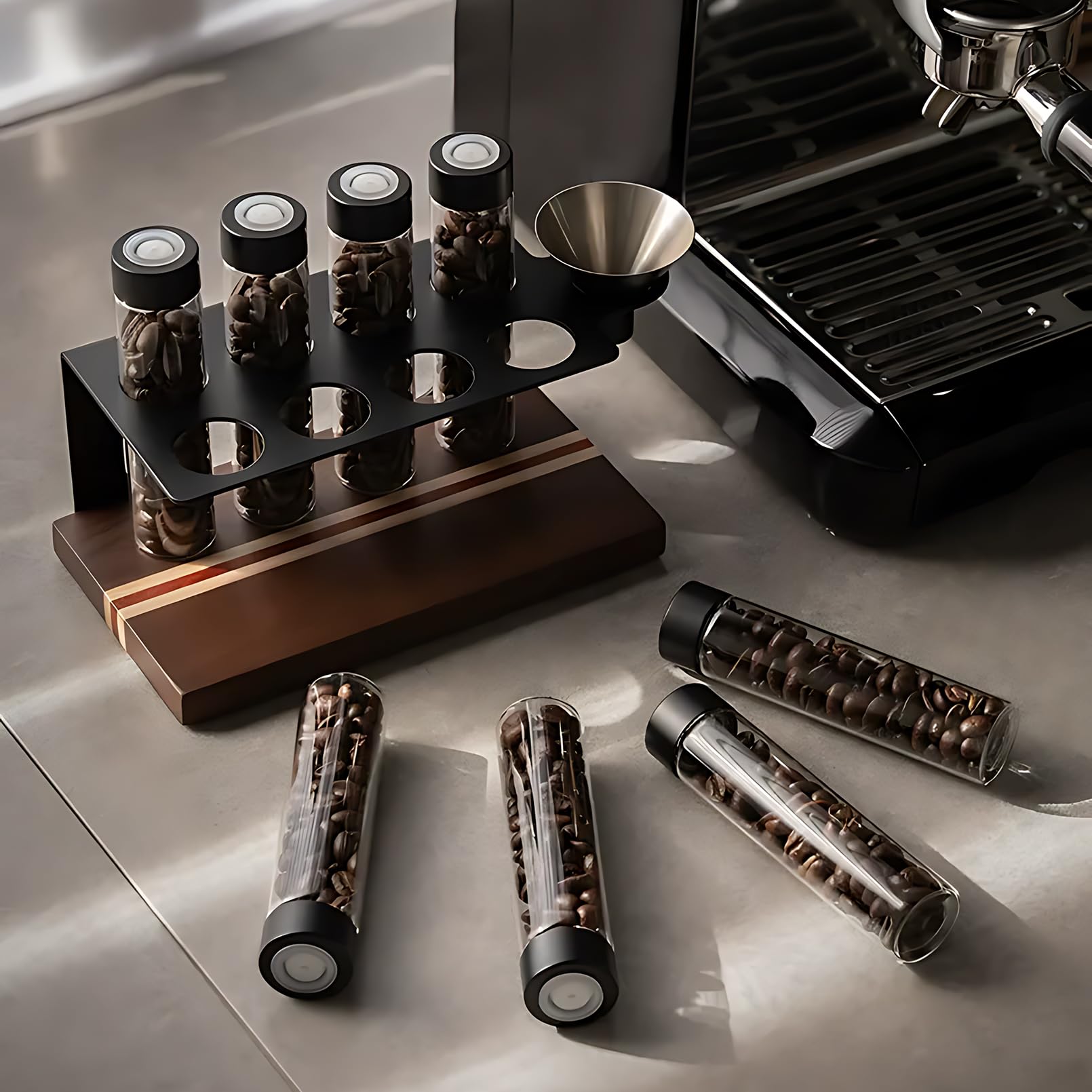 Kaffeebohnen Behälter 8 Tuben Walnuss Ständer Trichter Einzeldosis Schwarz | Espressobohnen Aufbewahrung Kaffeedose Set Portionierer Glas Röhrchen Holz Halter Dose Frischhalteventil Barista Geschenk