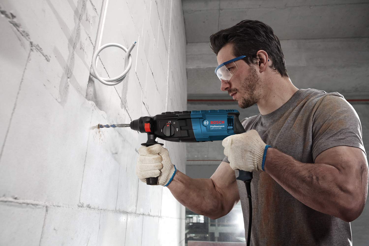 Bosch Professional martillo perforador GBH 240 (con SDS plus, 790 W, con empuñadura auxiliar, tope de profundidad de 210 mm, portabrocas, maletín de transporte)