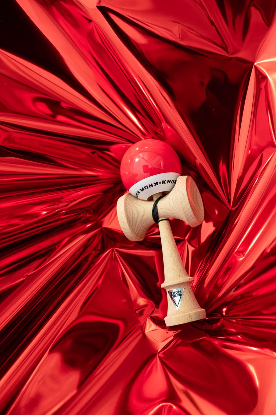 KROM Kendama POP LOL Rot - aus zertifiziertem Buchenholz - Hohe Holzqualität - Für Anfänger und Profis - Pack : Ersatzschnur + Stickers