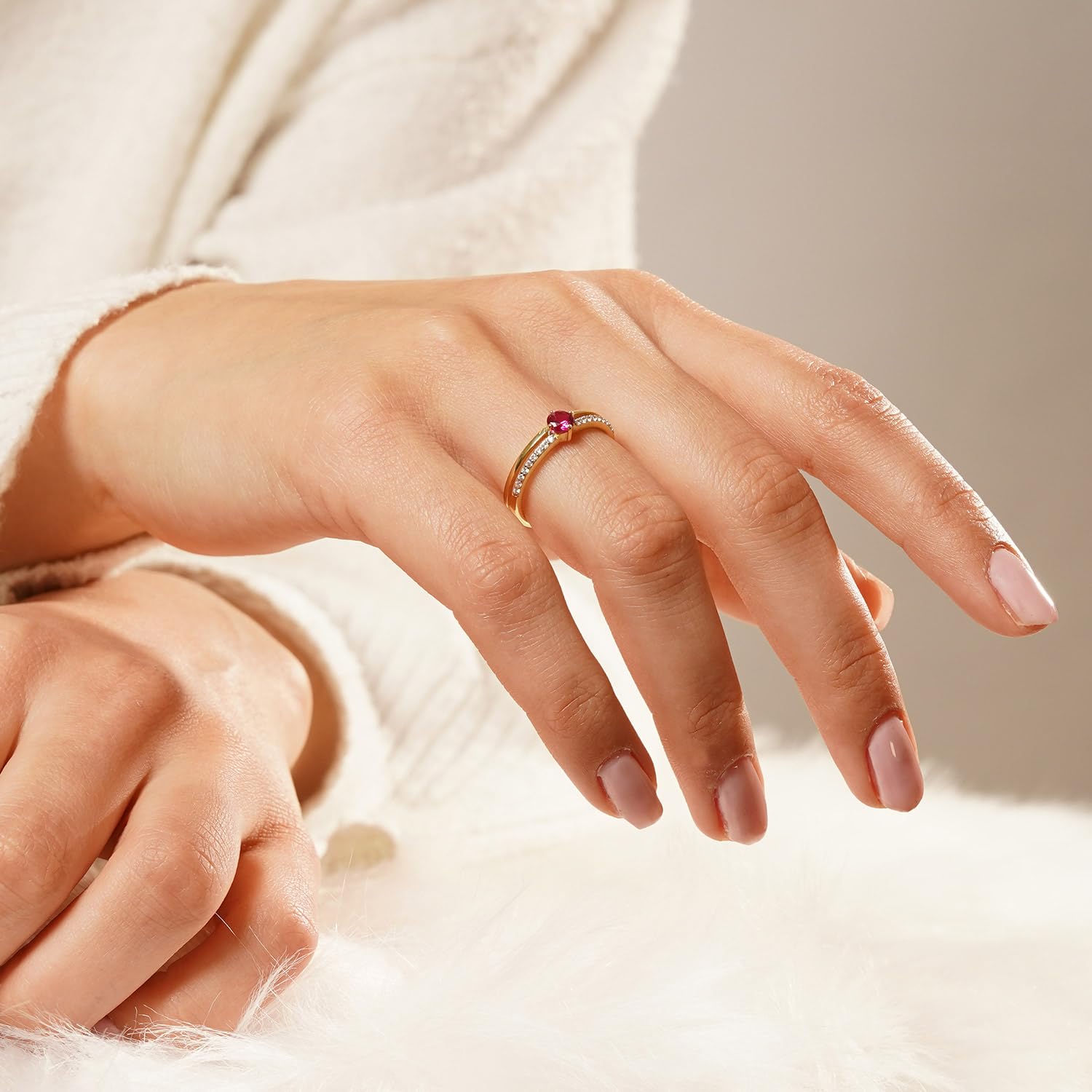 trendor Damenring Gold 333 mit synthetischem Rubin und Zirkonias 68802 | wunderschönes Schmuckstück für Frauen, edle Geschenkidee und tolles Accessoire,
