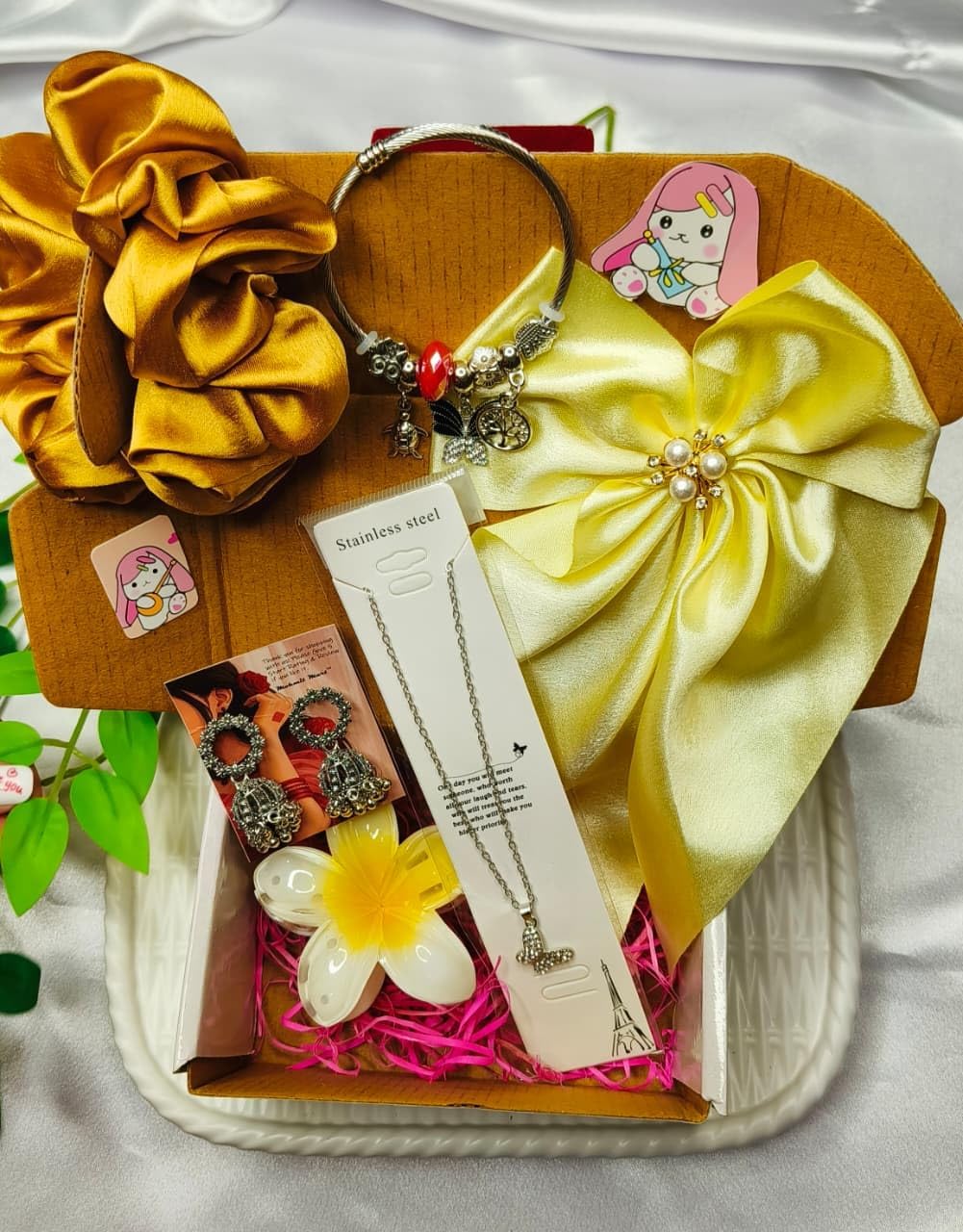 Mohmit Mart 6-Piece Fashion Accessories Gift set with Hair Bow, Pendant Chain, Bracelet, Earrings, Scrunchie, Flower Clip (Random color and design) 4