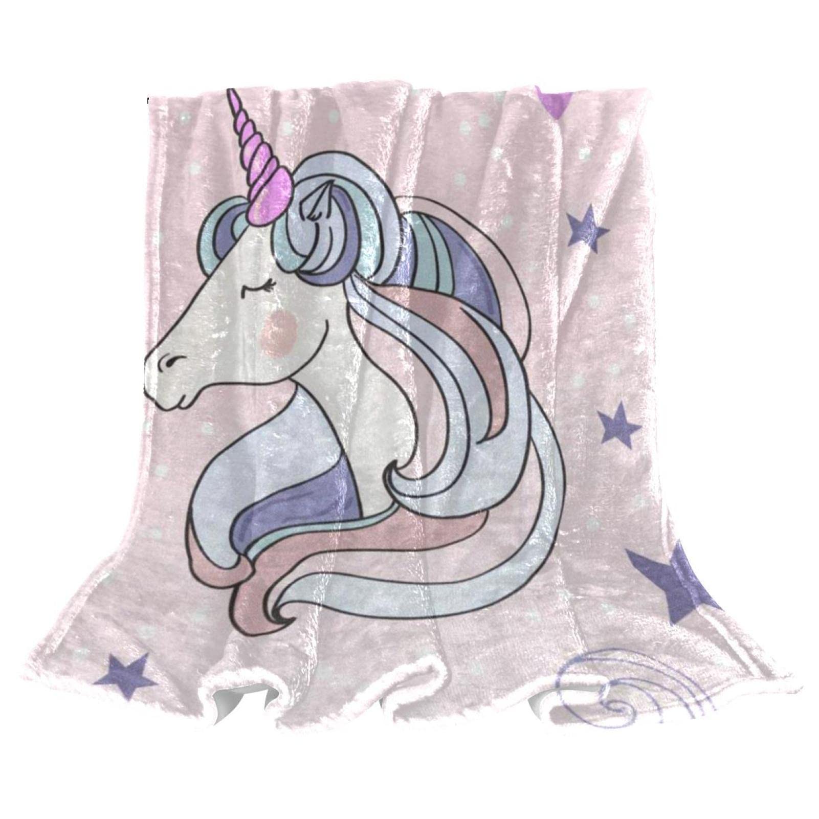 Couverture polaire licorne violette pour cocooning sur le sol du salon