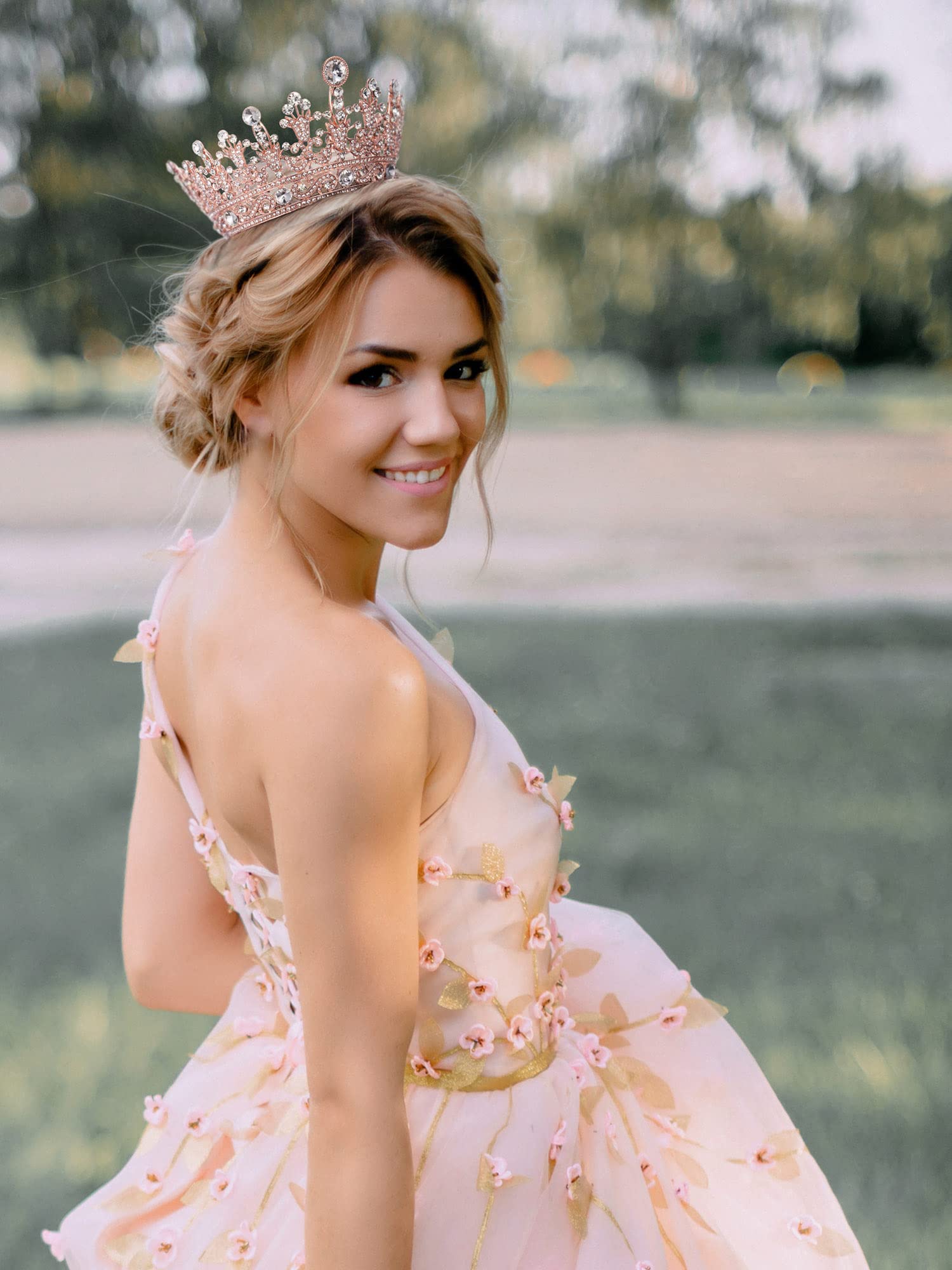 Deze witte parels en kristallen diadeem is vol versierd