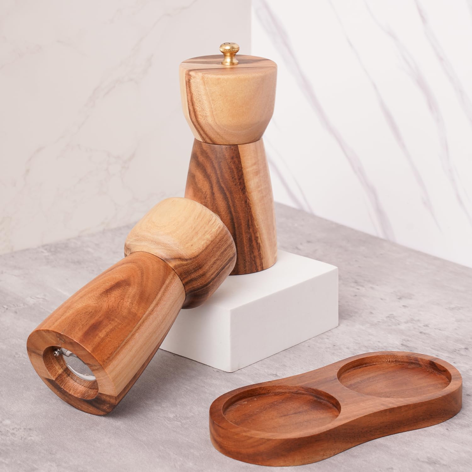 Ensemble de moulins à sel et poivre avec plateau - Moulin à sel réglable en céramique - Moulin à poivre en acier inoxydable - Bois d'acacia - Hauteur : 14 cm - Diamètre du fond : 6 cm