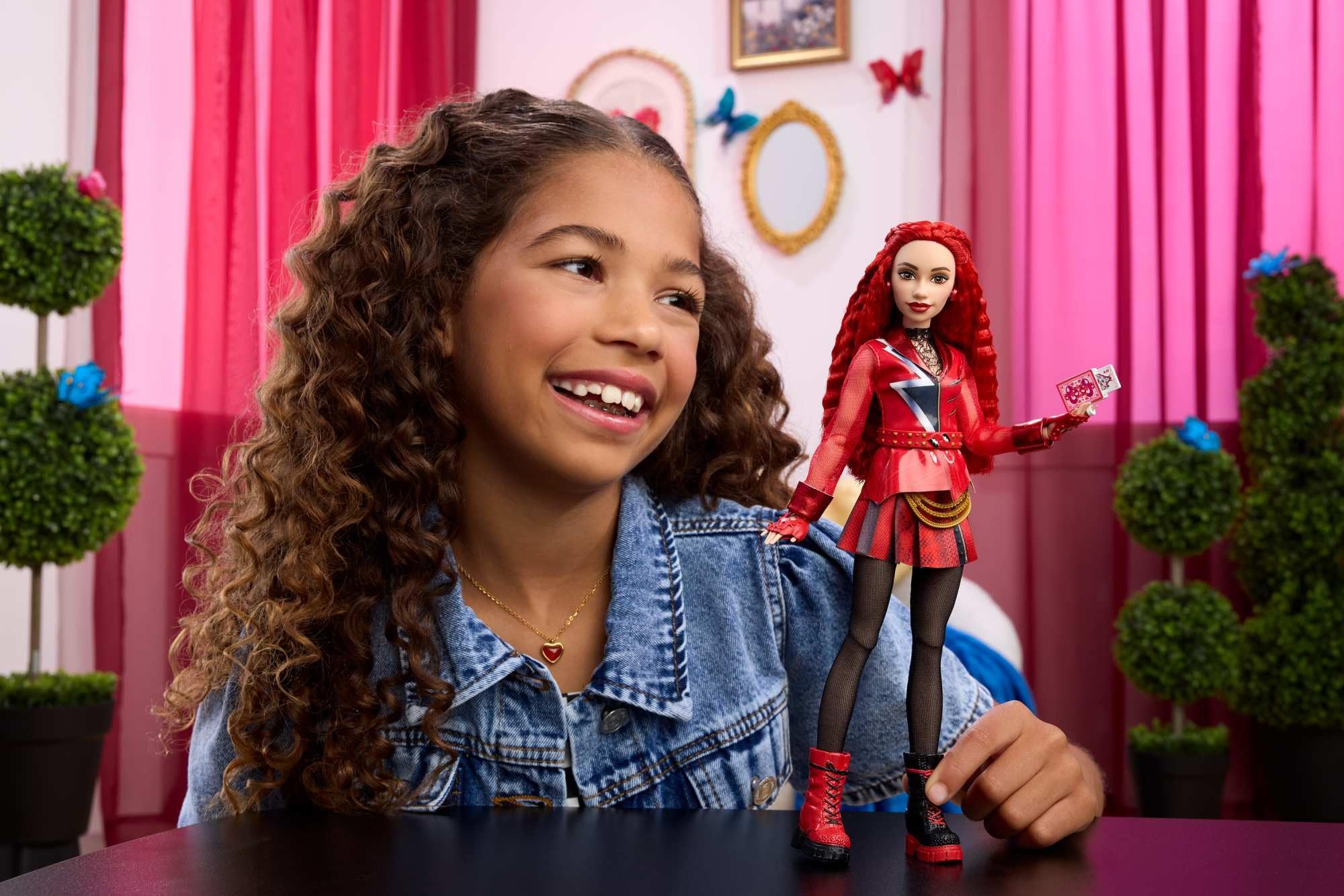 Mattel Disney Descendants: Wicked Wonderland - Red figlia della Regina di Cuori, bambola ispirata al film con abito rosso e nero e accessori rimovibili inclusi, JMP45 | Bambola alla moda figlia della Regina di Cuori con abito rimovibile e mazzo di carte,